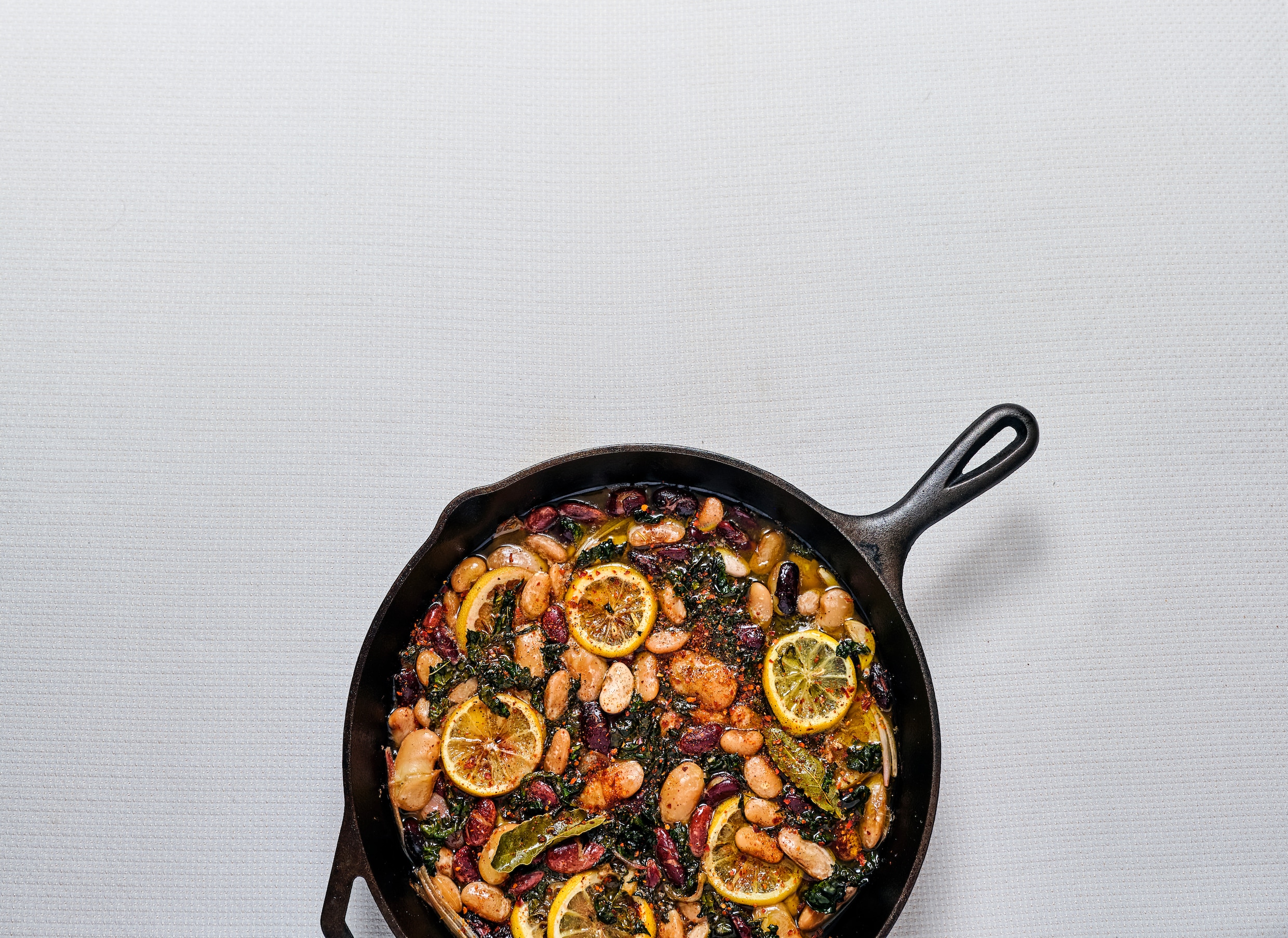 Yvette maakt een citroenige bonenstoof, als eerbetoon aan een cadeau dat ze  van haar Friese bonendealer kreeg | de Volkskrant