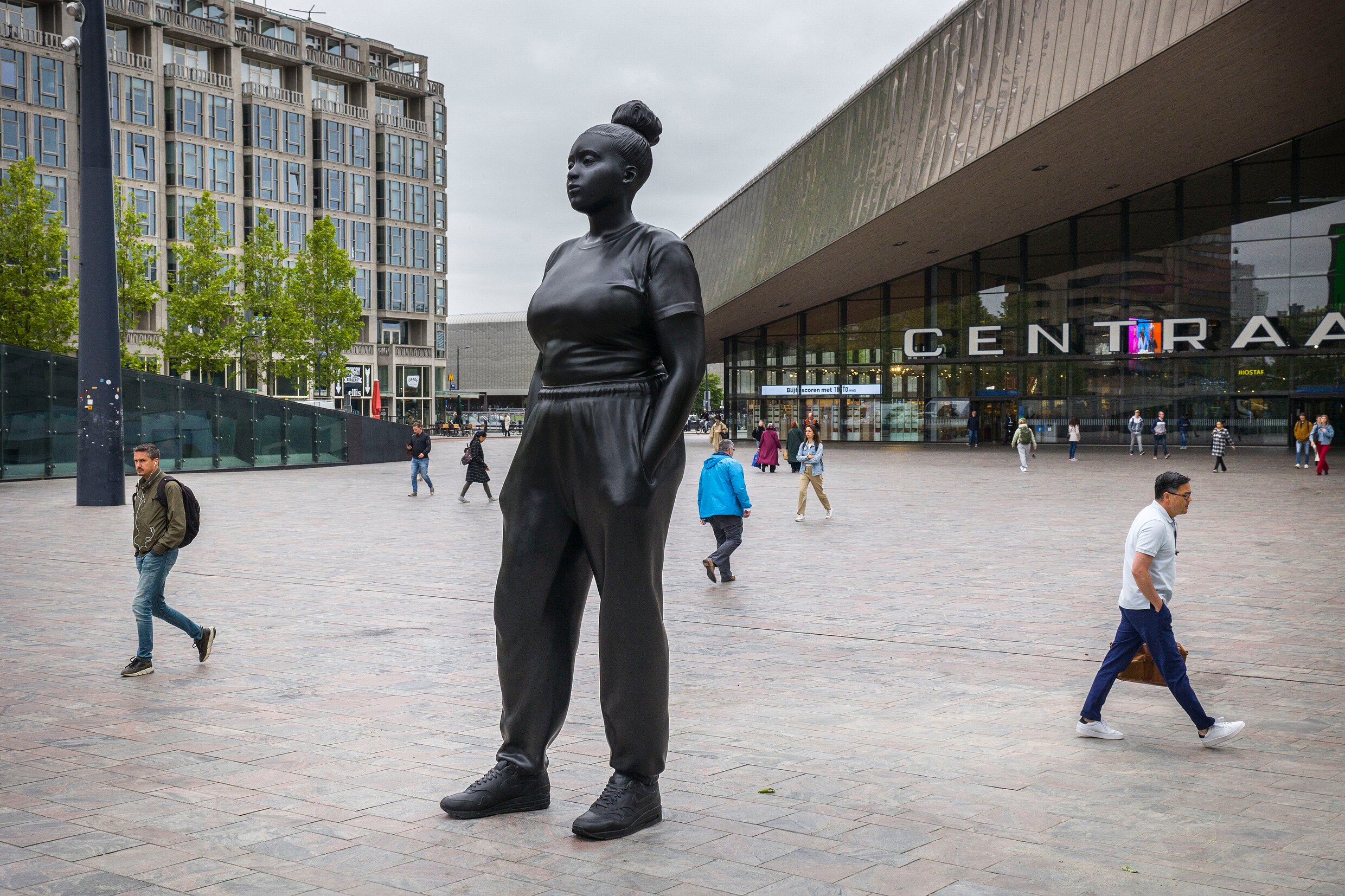Hype n Een Rel Metershoge Sculptuur Van Zwarte Vrouw Voor Rotterdam 