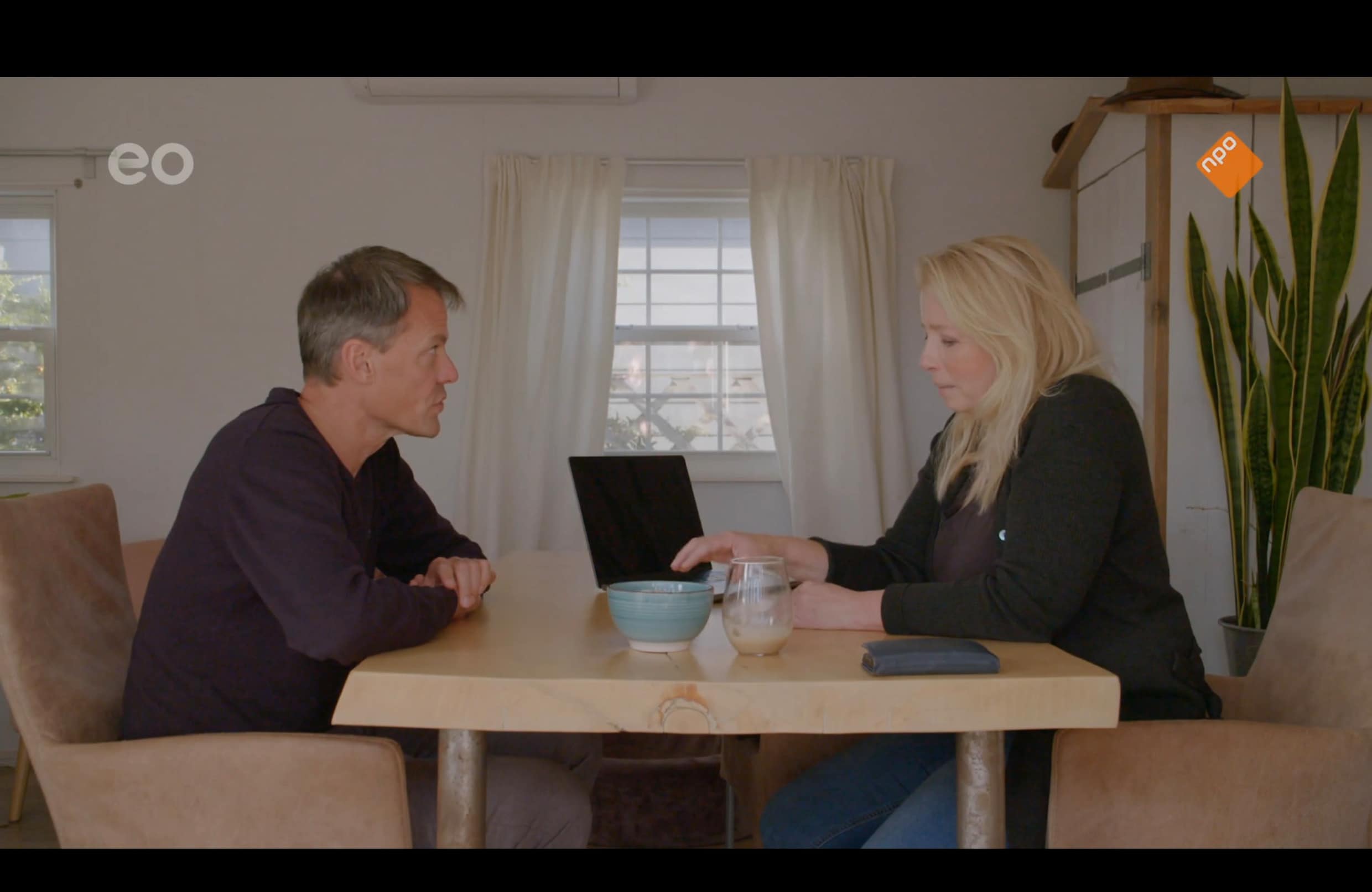 Tijs van den Brink onderzoekt zijn eigen verslaggeving van de pandemie in ‘De coronakloof’ de