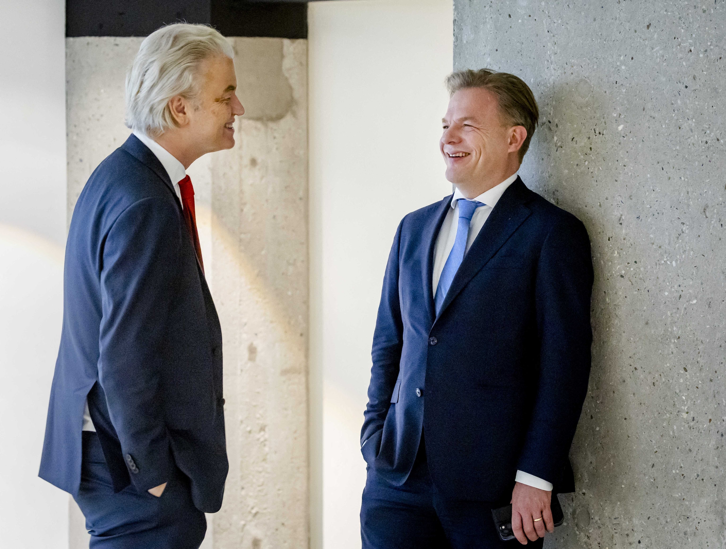 https://image.volkskrant.nl/238529725/width/2480/geert-wilders-pvv-en-pieter-omtzigt-nsc-in-de-wandelgangen