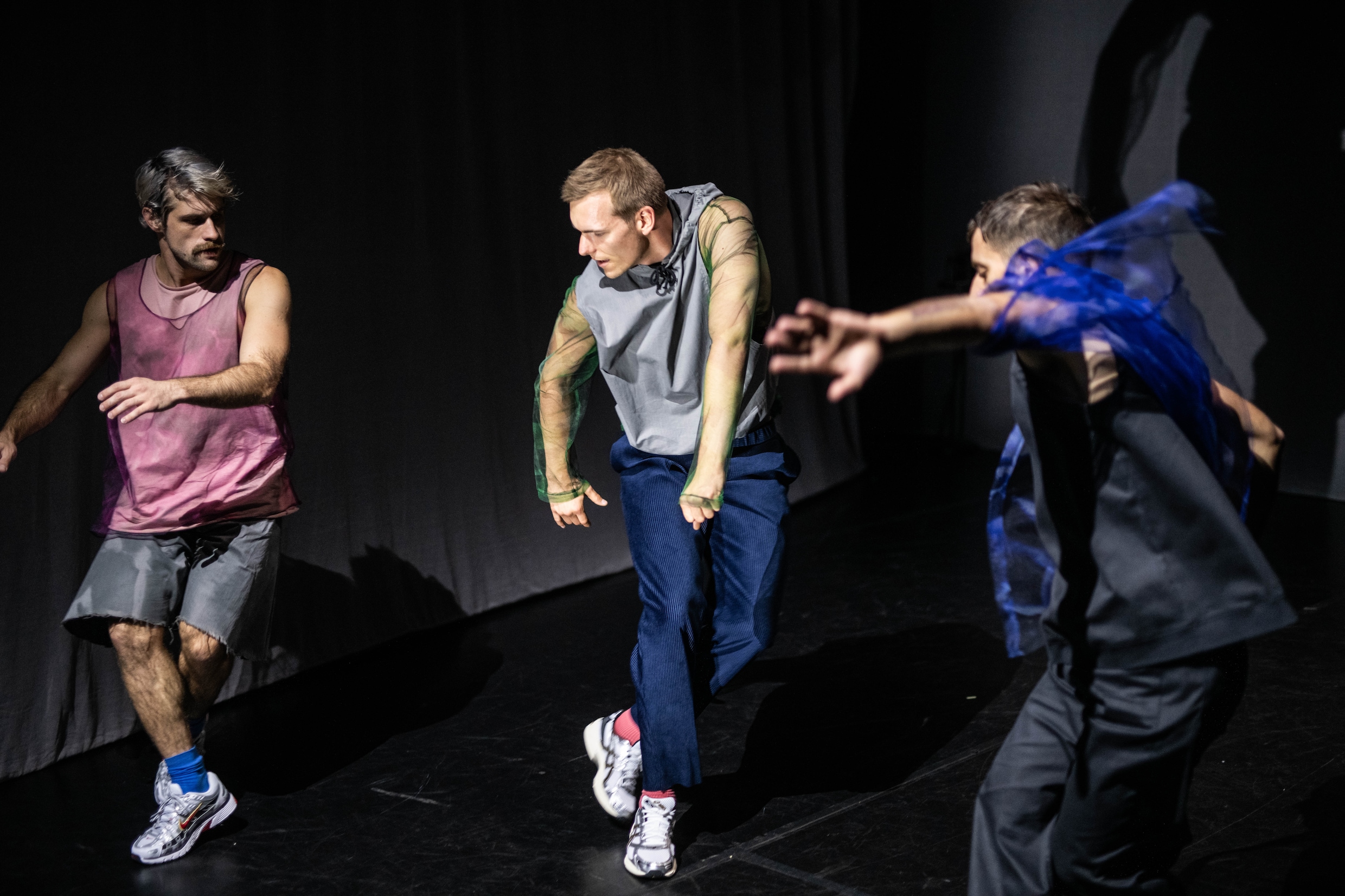 Angelo Petracca, Mark Christoph Klee en Ivan Ugrin in ‘The End - part 2’ van Arno Schuitemaker.
