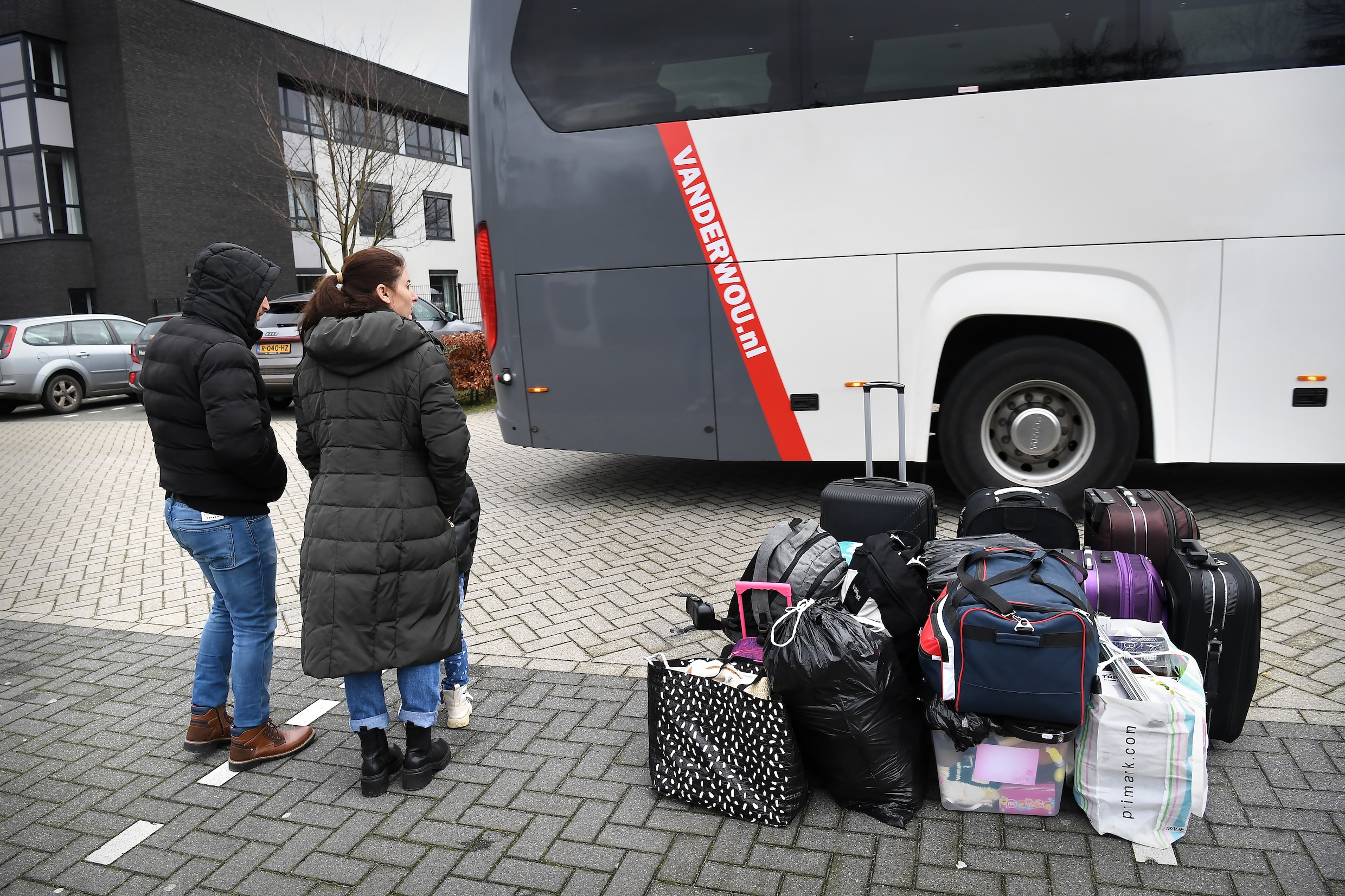 Asielzoekers komen in 2023 aan bij een Van der Valk-hotel in Uden.