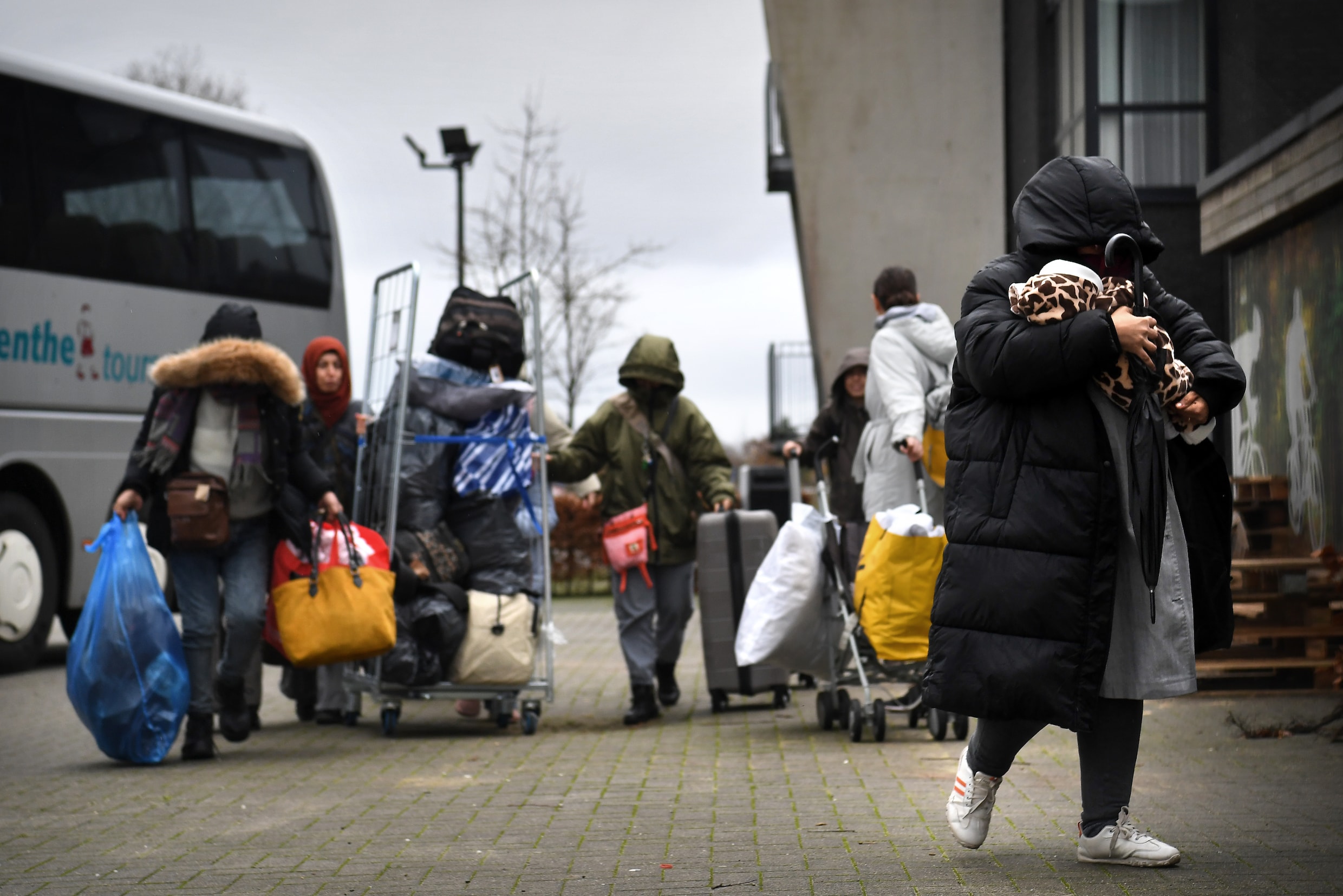Asielzoekers komen in 2023 aan bij een Van der Valk-hotel in Uden.