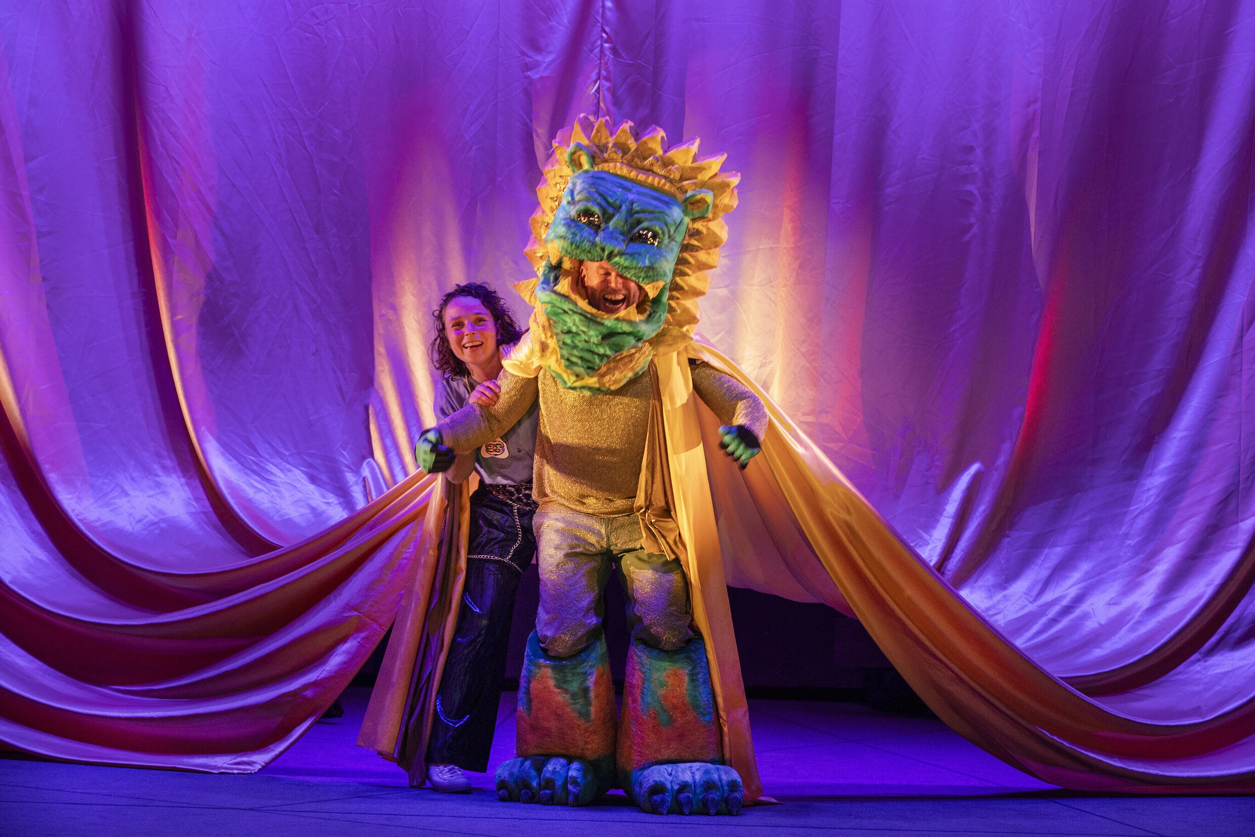 In de uitbundige jeugdvoorstelling ‘The Neverending Story’ zoeken de makers de grenzen op van