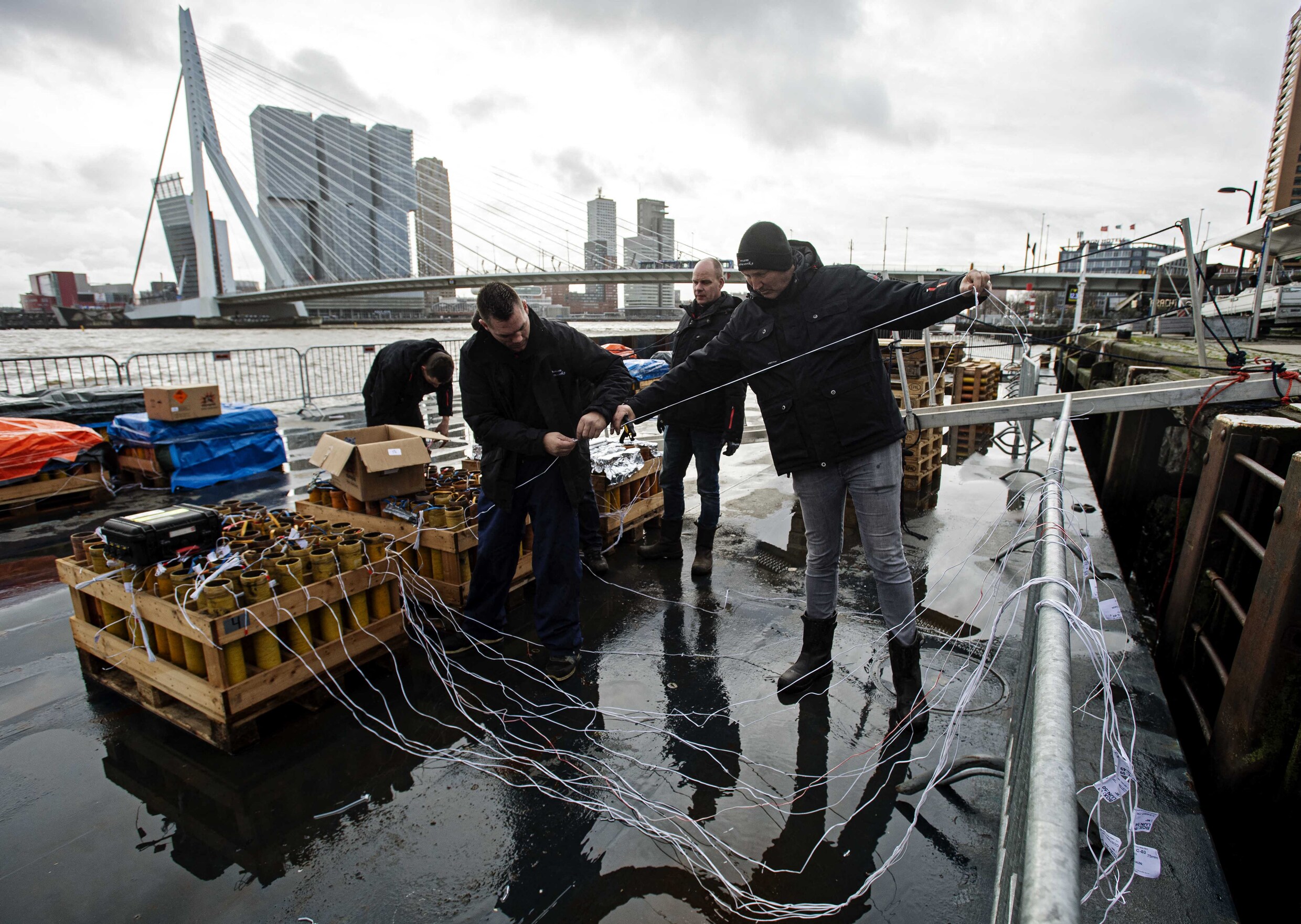 Vroege Vuurwerkshows Afgelast Om Harde Wind, Shows Om Middernacht ...