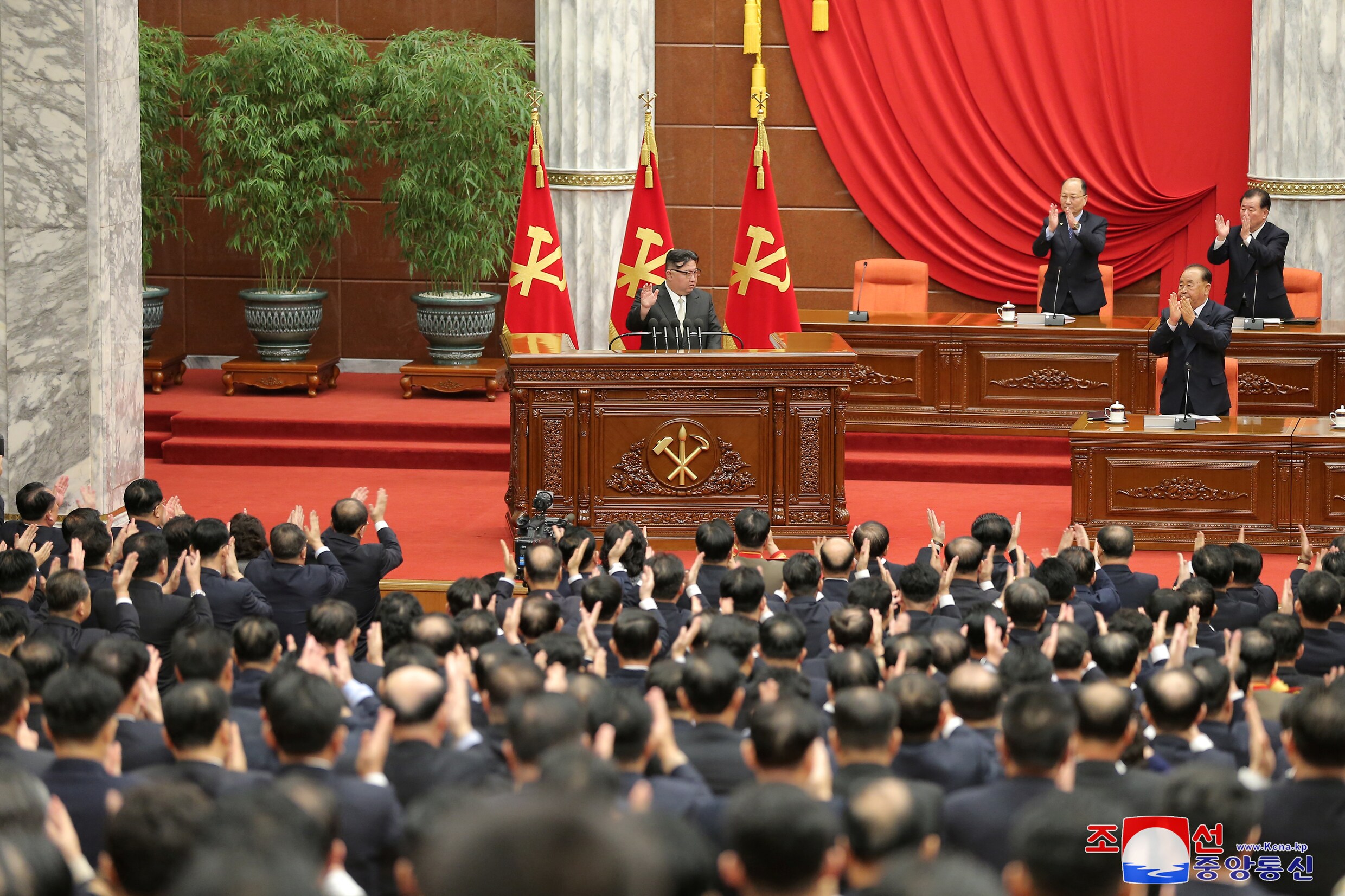 De Noord-Koreaanse leider Kim Jong-un zit de partijbijeenkomst voor in het hoofdkantoor in Pyongyang.