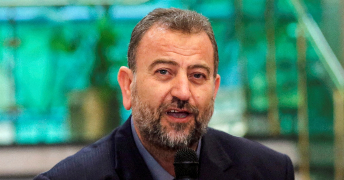 Tikilgan koylakdagi ukrainalik ayollar porno tomosha qilishadi