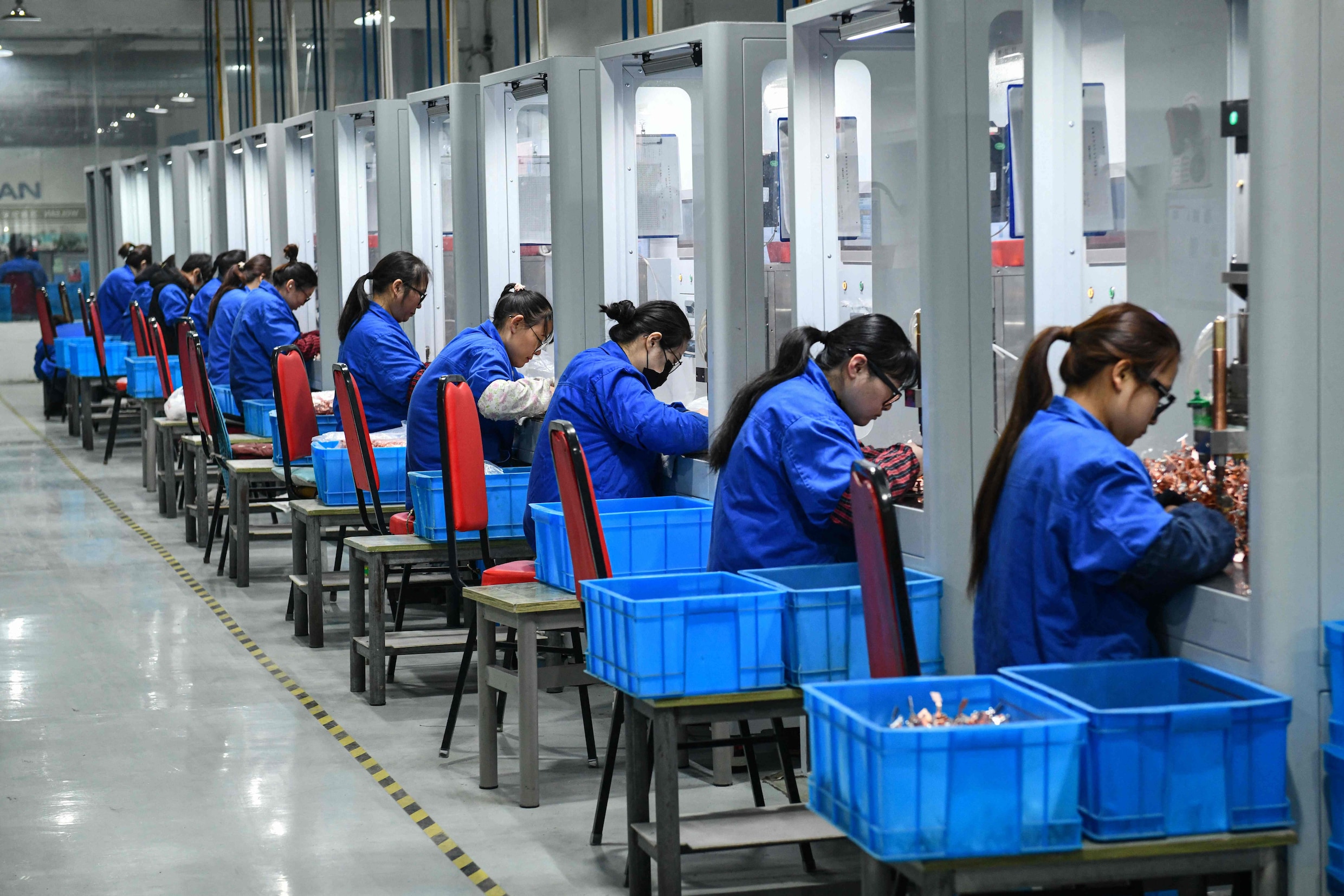 Werknemers bij een productielijn van een elektronicafabriek in de Chinese stad Fuyang.