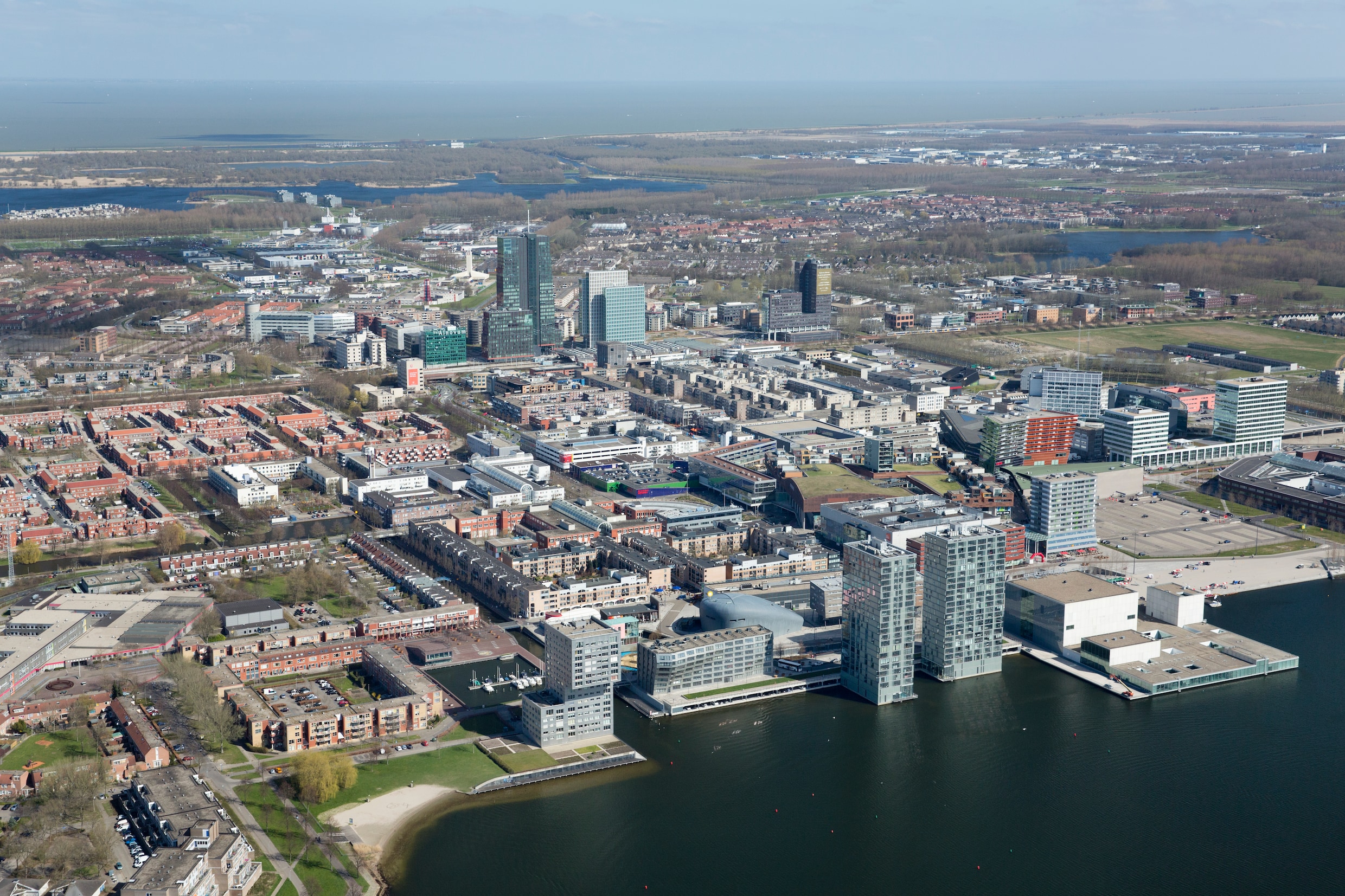 Almere vanuit de lucht.