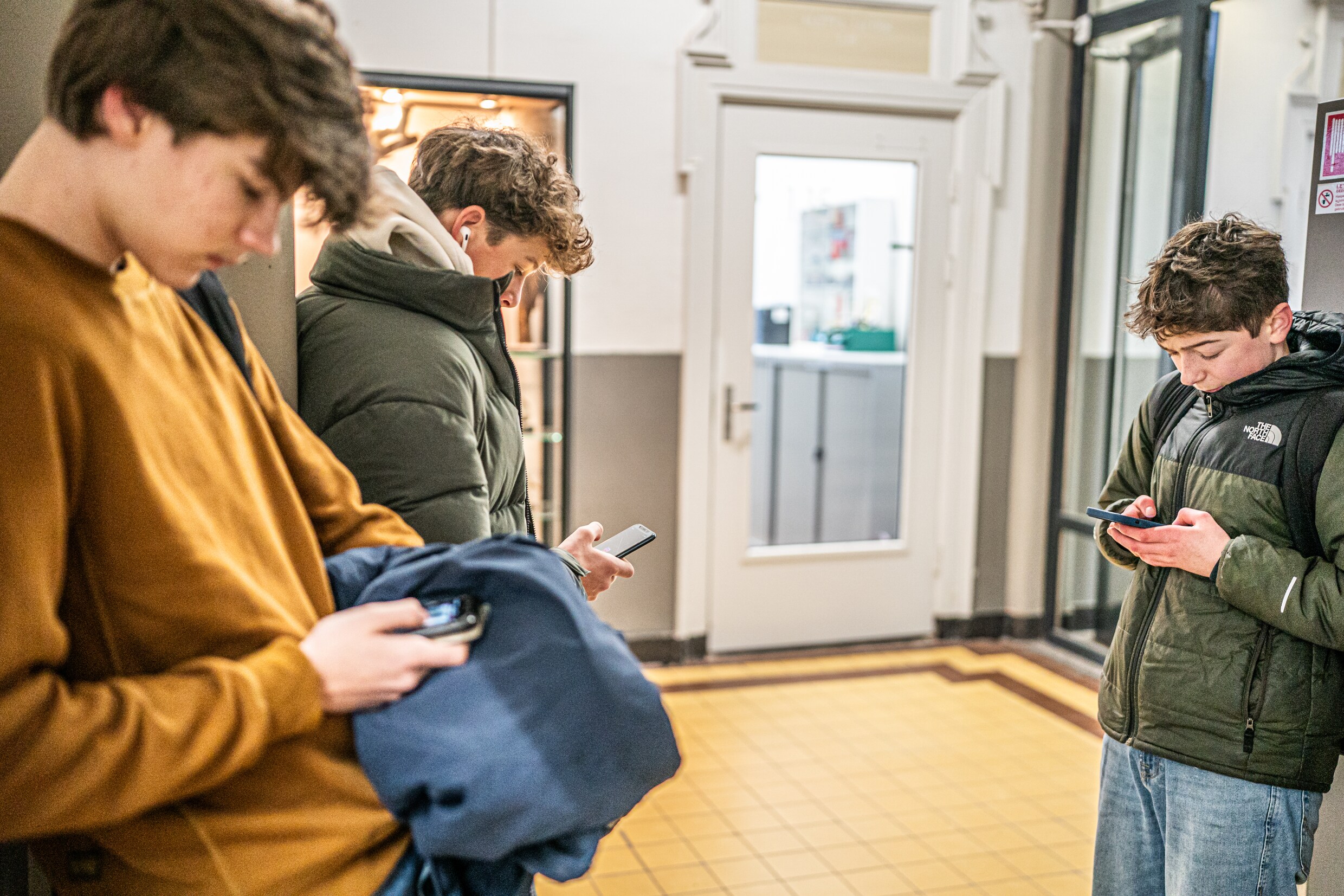 De bovenbouwers van het Metis Montessori Lyceum in Amsterdam mogen in de pauze en in hun gedeelte wel op hun mobiel.