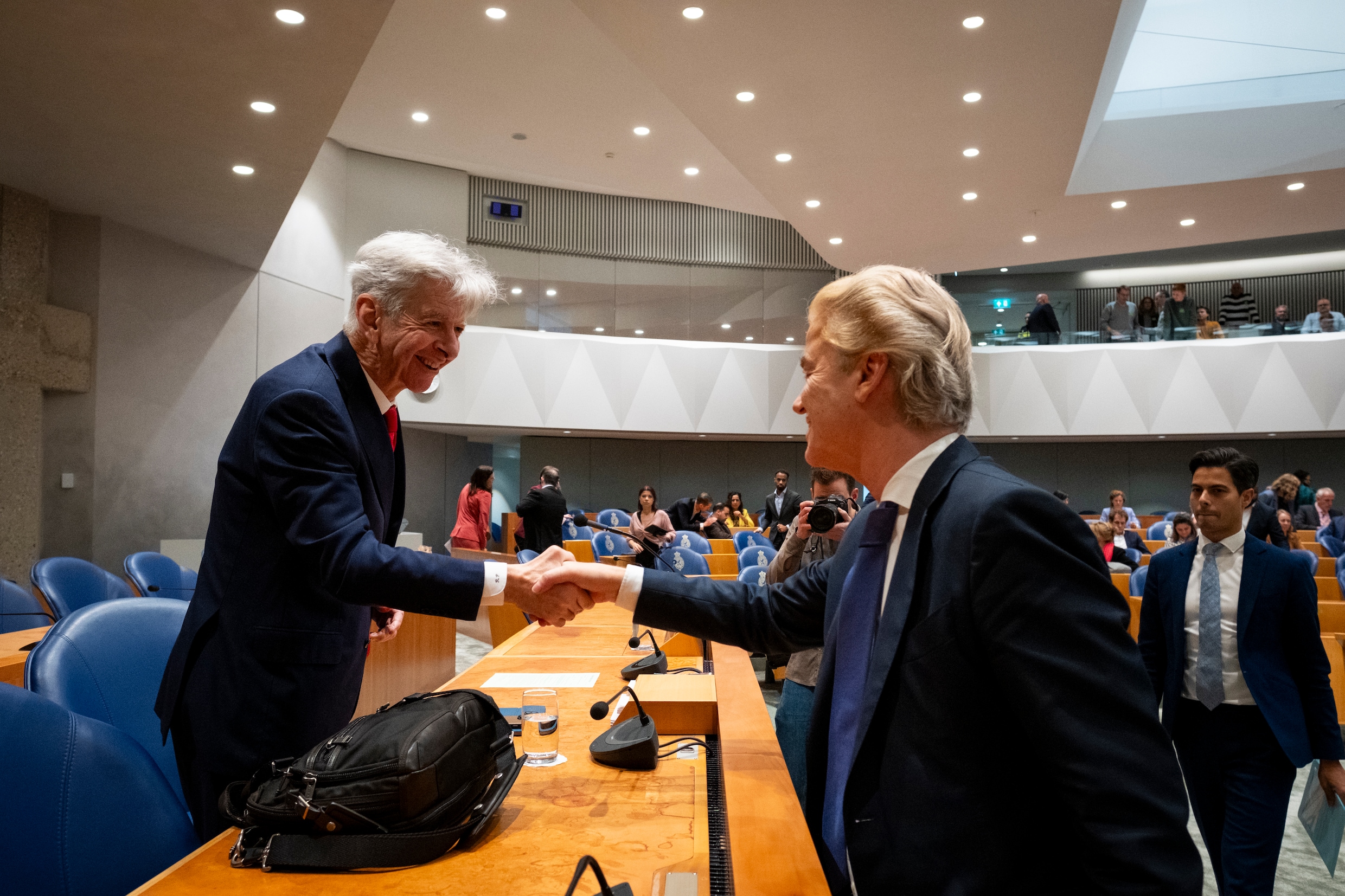 https://image.volkskrant.nl/240612385/width/2480/ronald-plasterk-schudt-geert-wilders-de-hand-na-een-debat-over