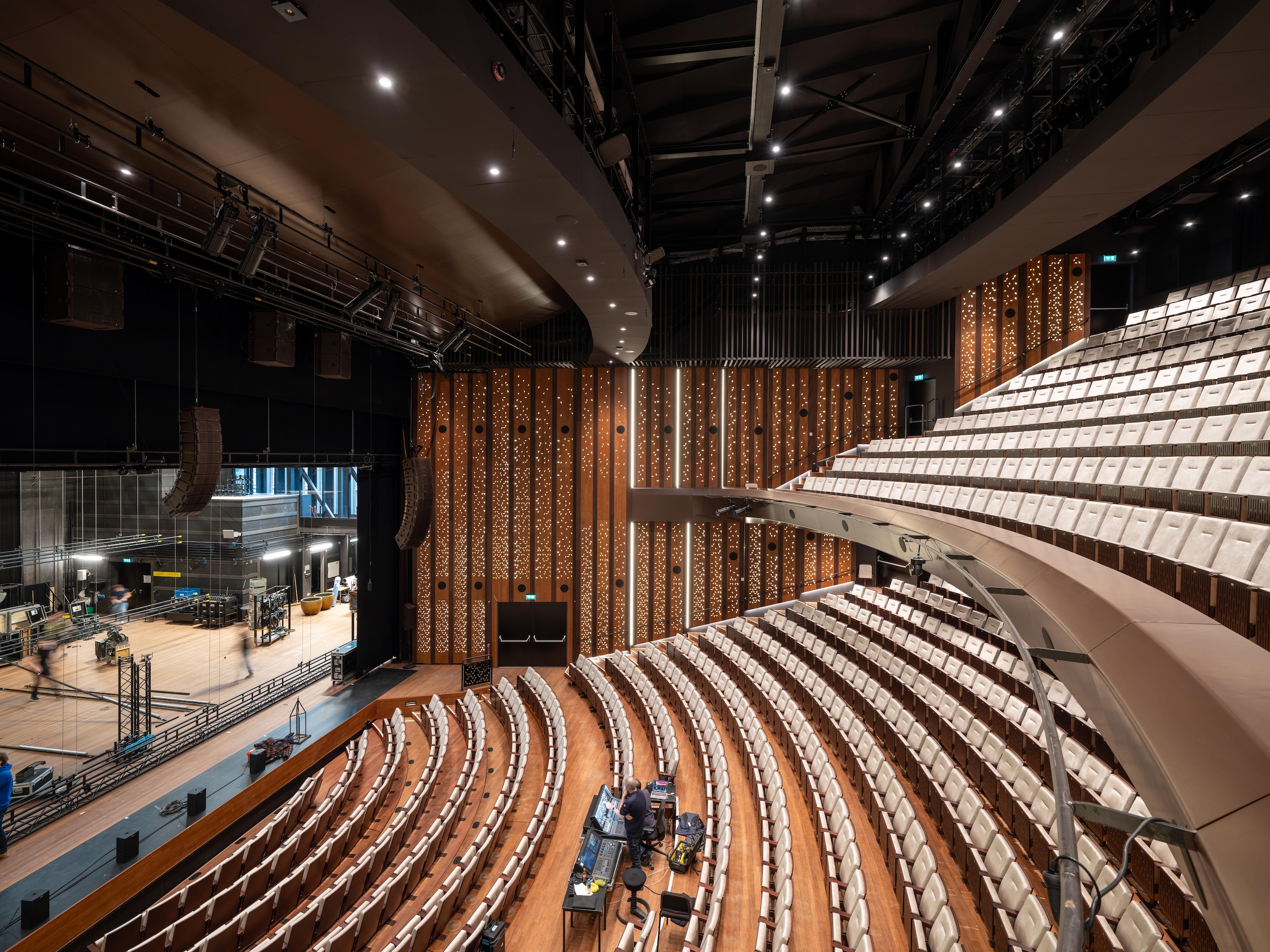 Met diverse ruimtelijke vondsten weet het nieuwe Theater aan de