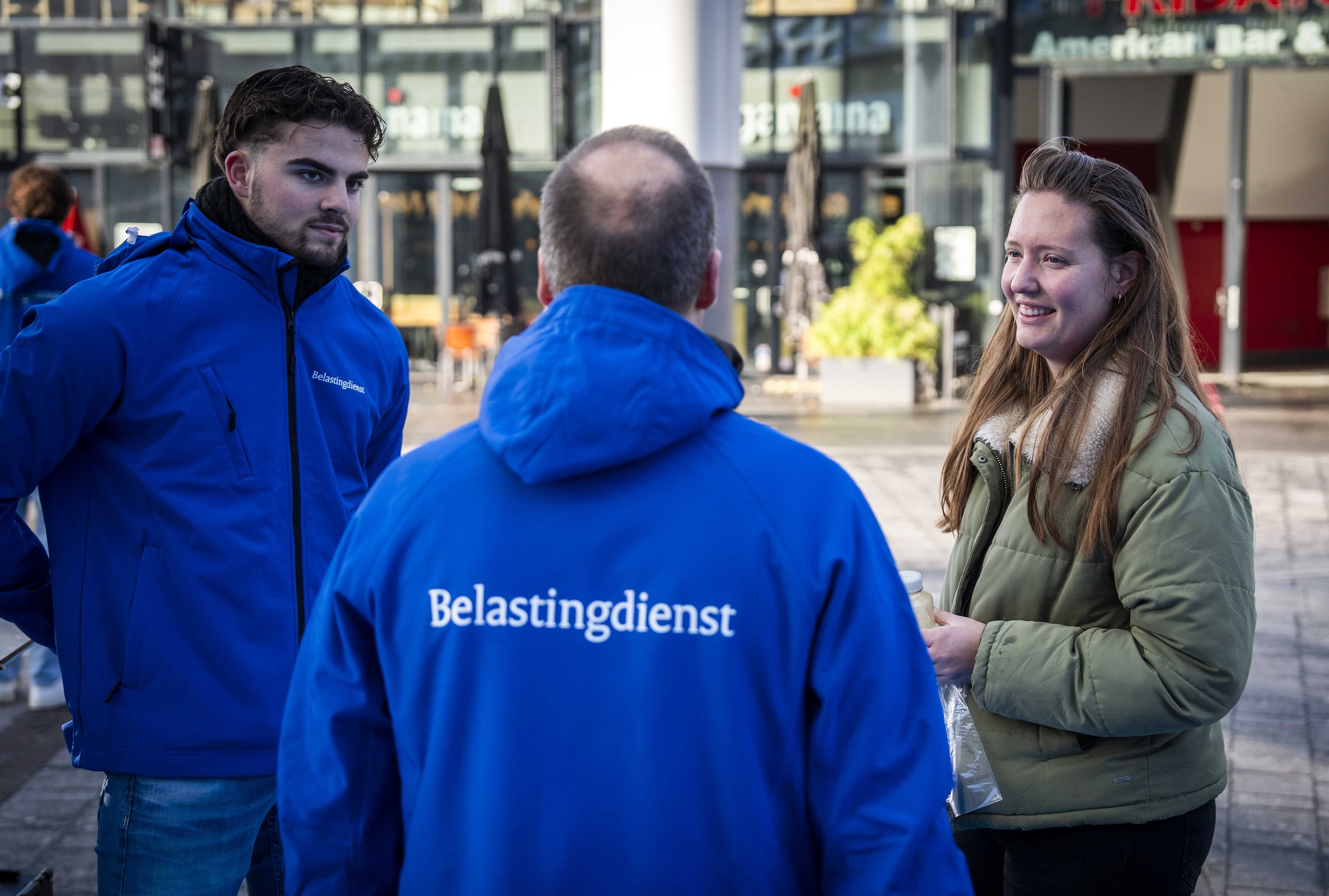 Medewerkers van de Belastingdienst helpen mensen met hun belastingaangifte bij Utrecht Centraal.