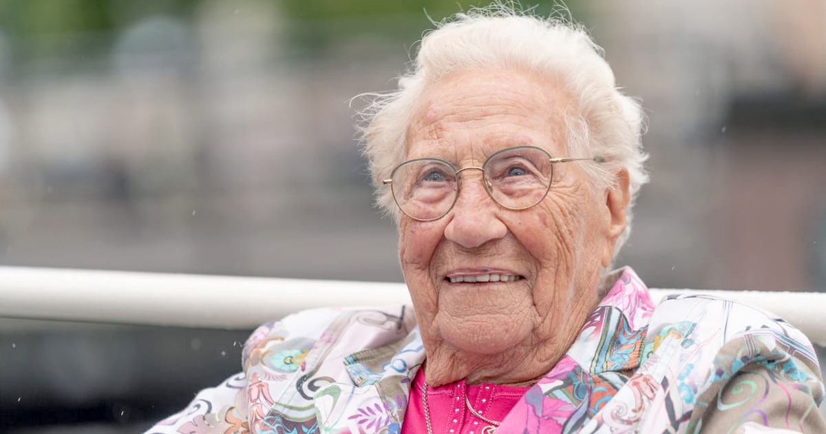 Volie Schermer-De Jong (1923-2024) reed in de oorlog op haar fiets heel Friesland door voor het verz
