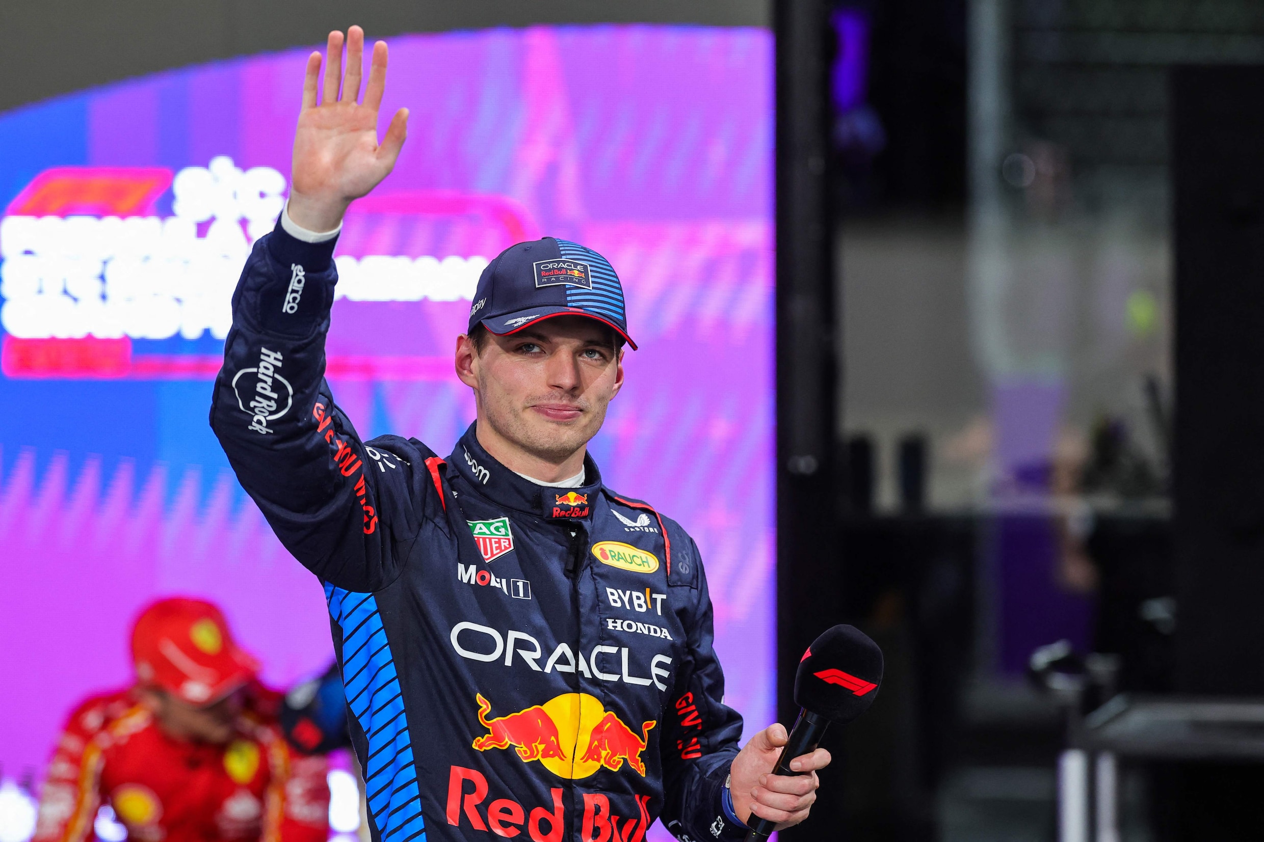 Terwijl Het Lijkt Te Rommelen In Zijn Team Rijdt Max Verstappen