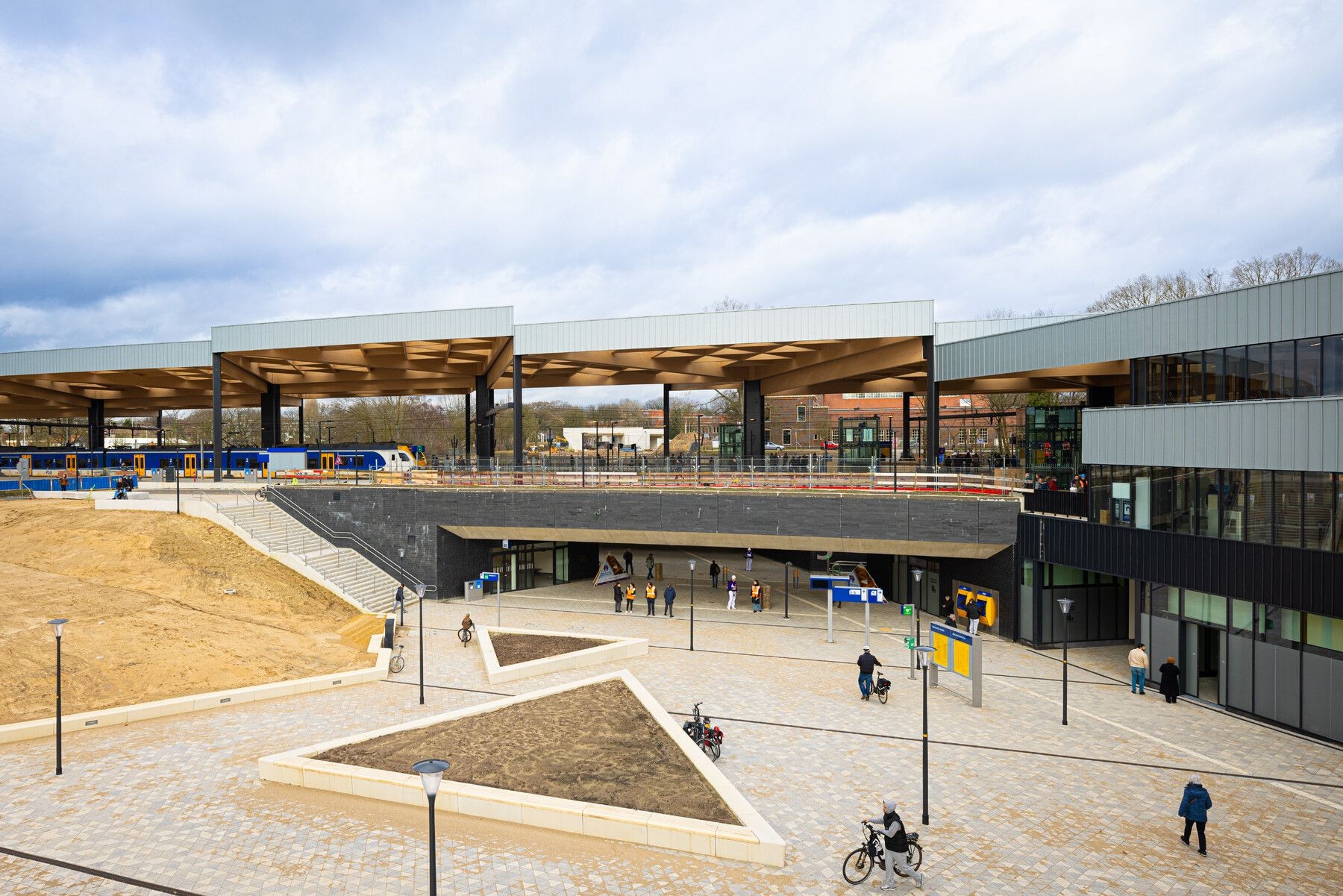 Het nieuwe station Ede-Wageningen wil met een sprankelend bladerdek een ...