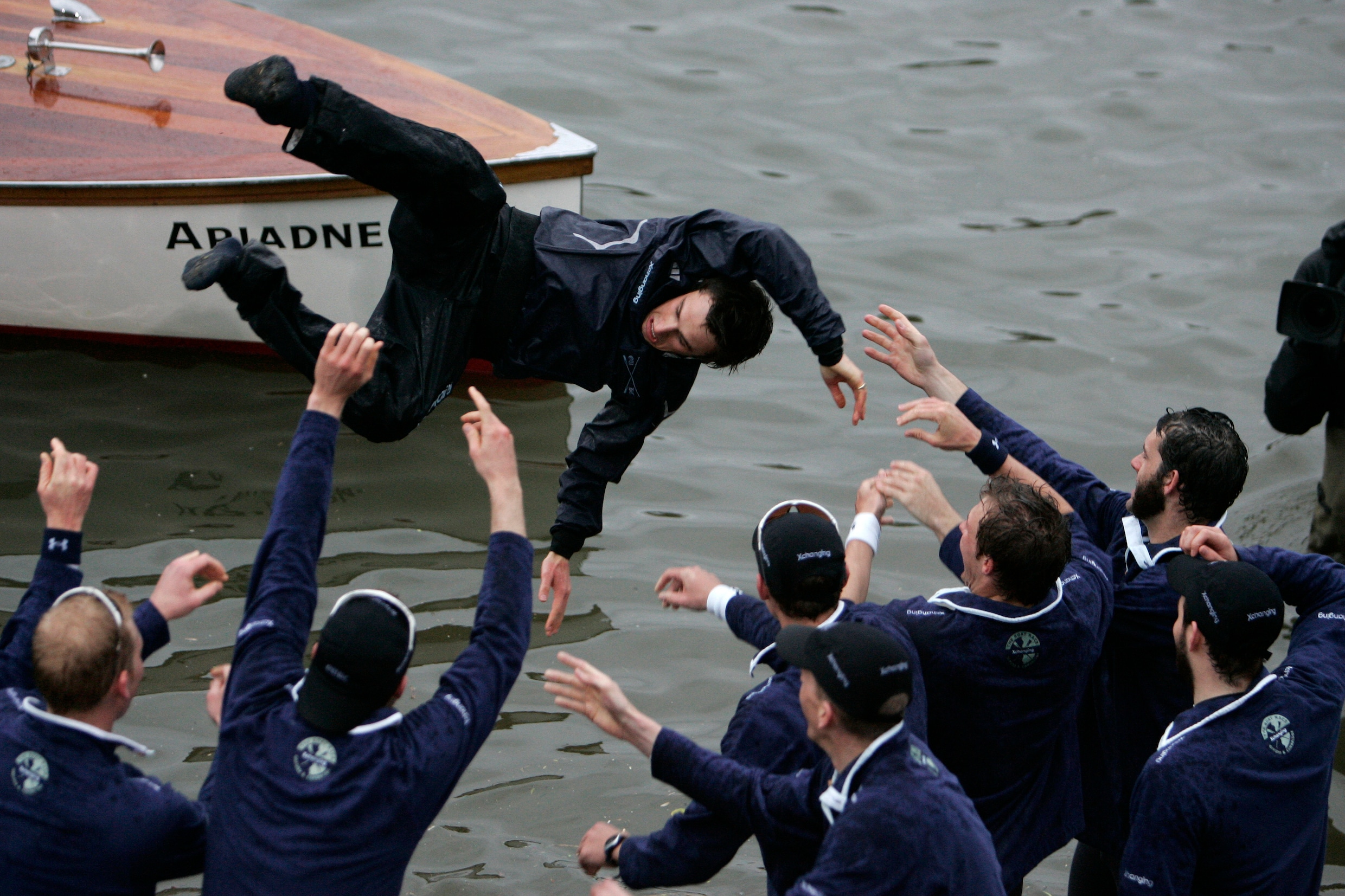 Roeien in het riool: deelnemers van Londense Boat Race moeten contact ...
