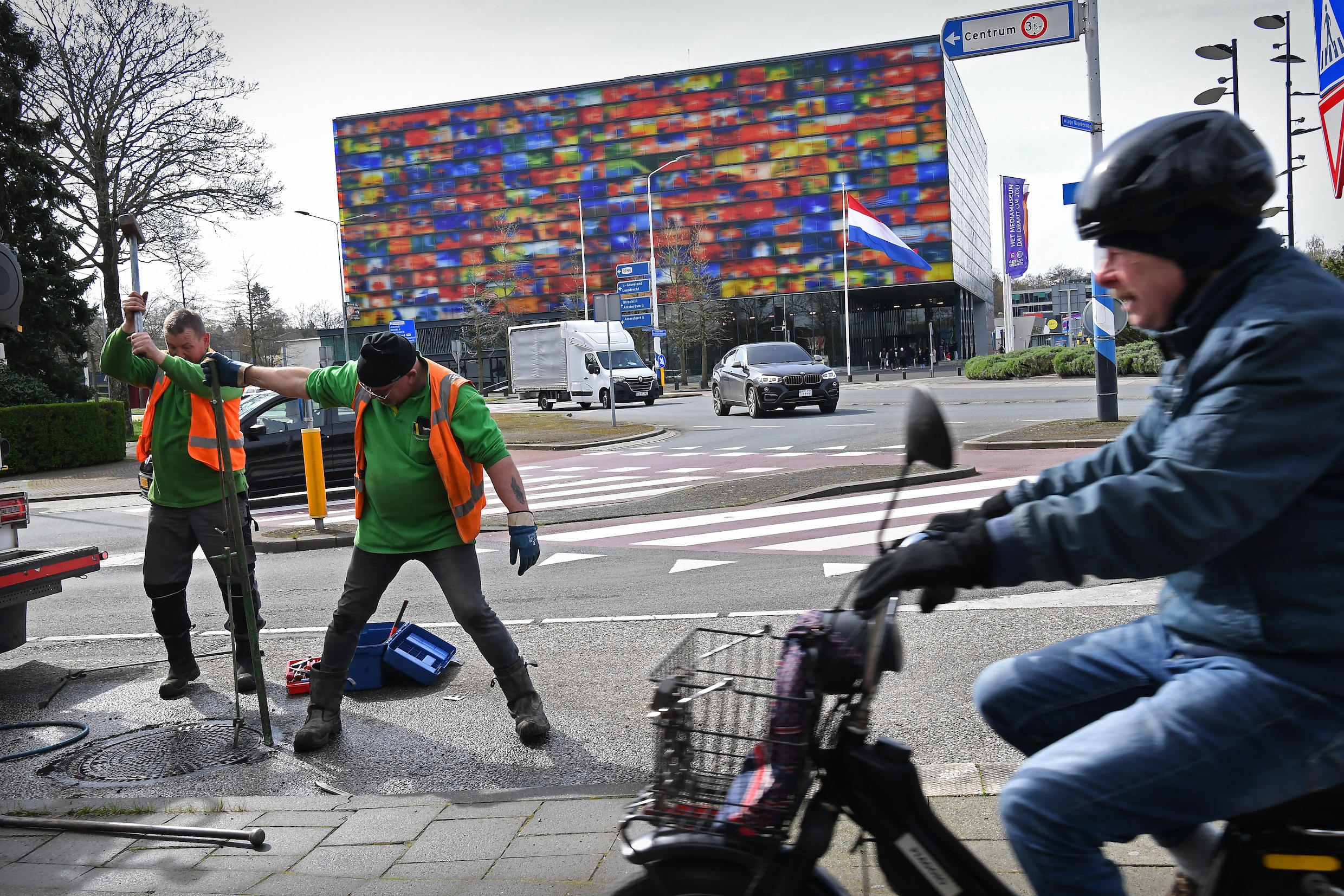 Opluchting Bij De NPO Om Bezuiniging Van ‘maar’ 100 Miljoen, Boosheid ...