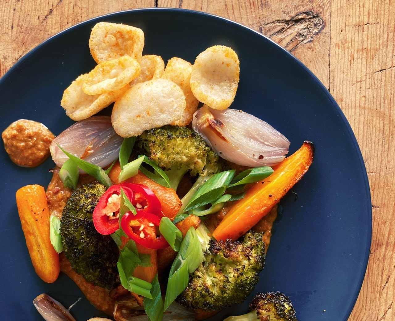 de-volkskeuken-geroosterde-groente-met-pindasaus-veganistisch-de