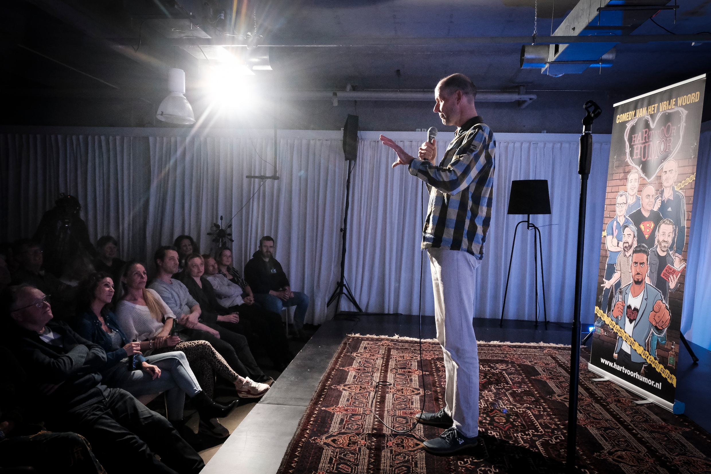 De Comedians Van Radicaal-rechts: ‘Goedenavond Wappies! Of Zitten Er ...