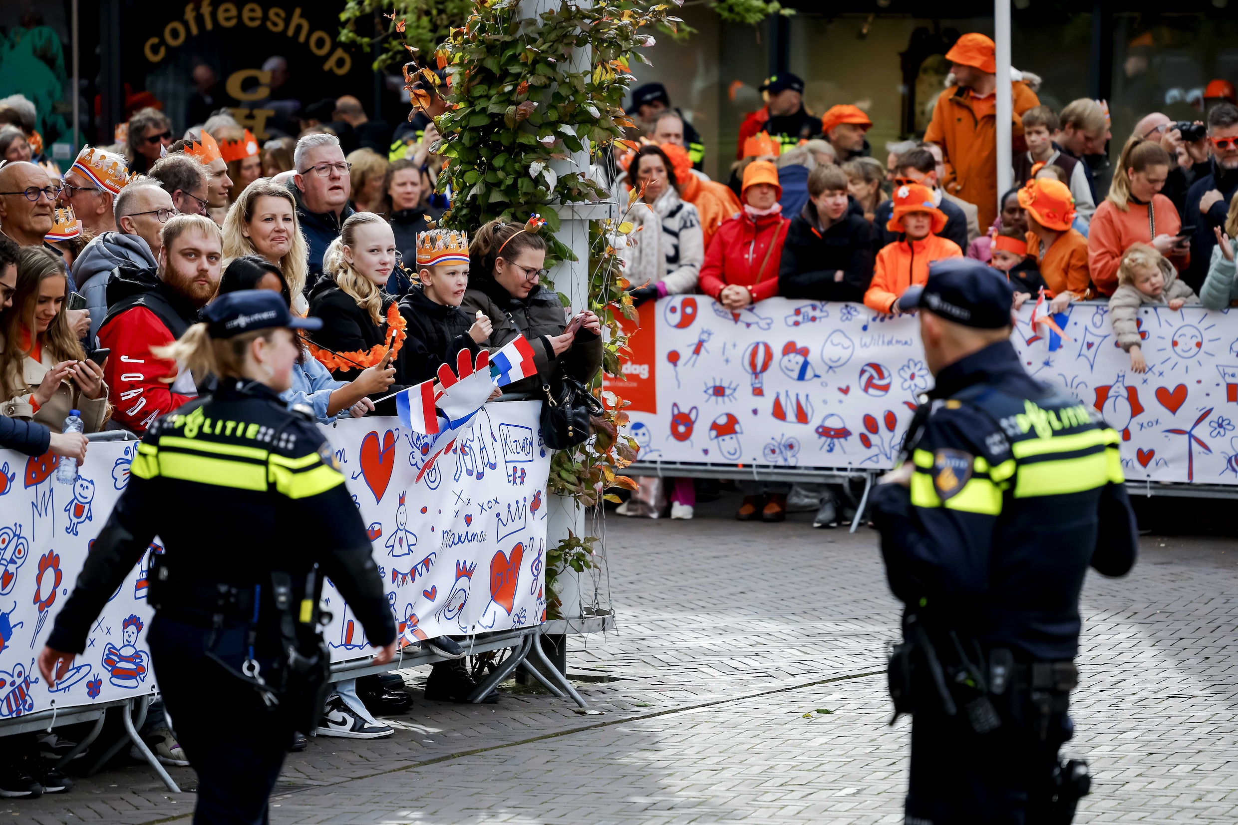 Koninklijke Familie Compleet Bij Bezoek Aan Emmen Weer Op Koningsdag