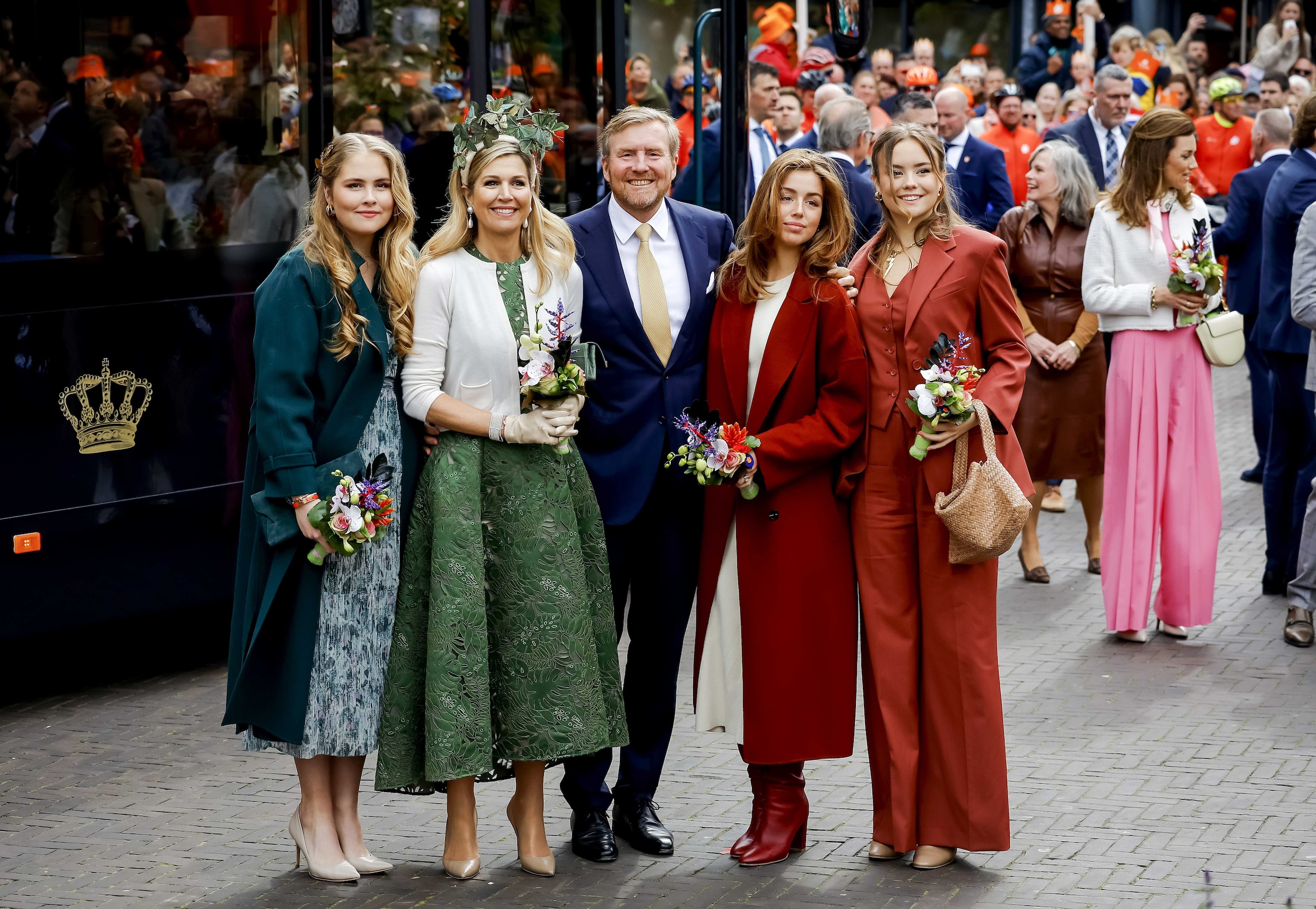 Koninklijke familie compleet bij bezoek aan Emmen, weer op Koningsdag  wisselvallig | de Volkskrant