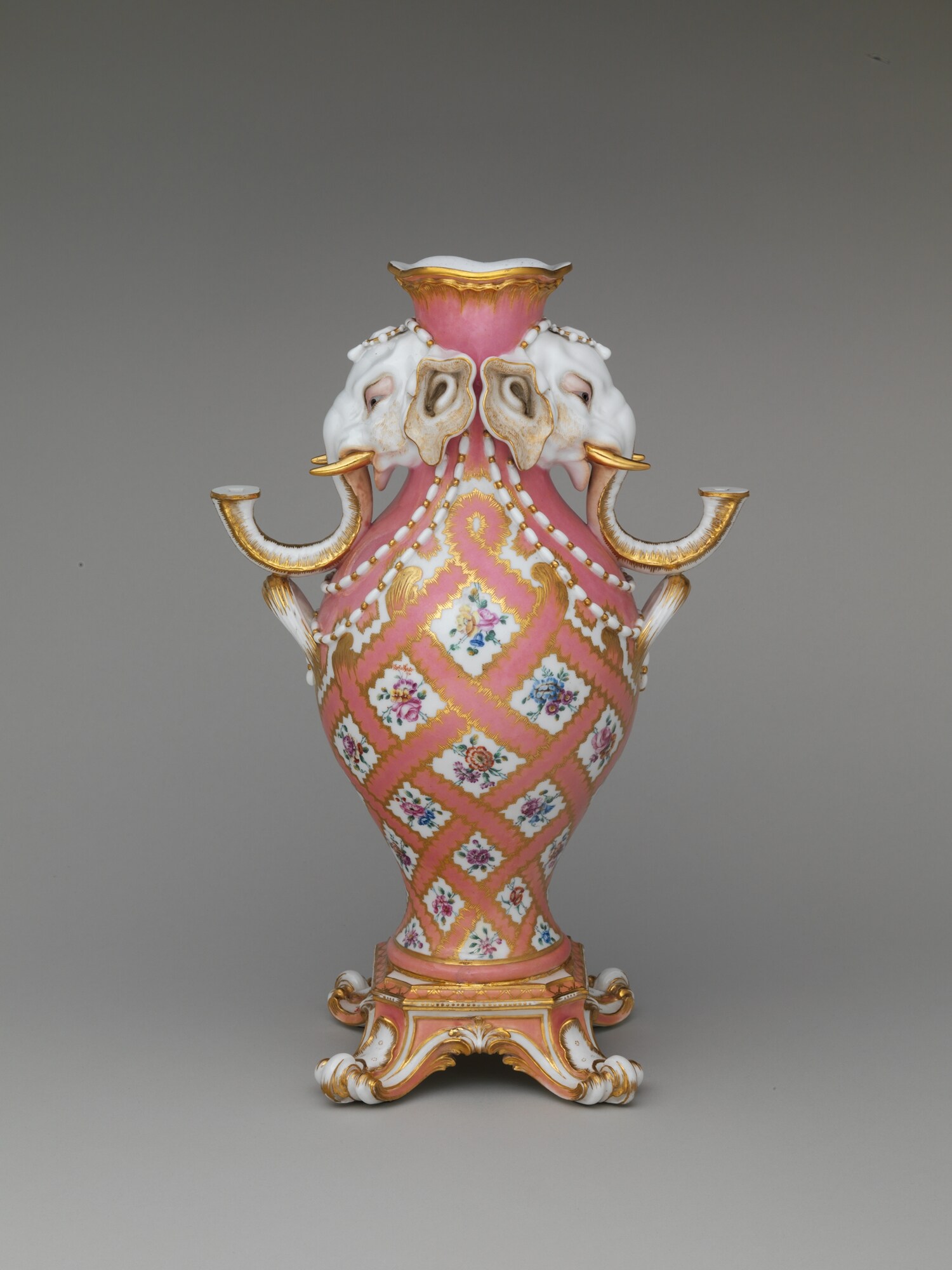 van-chinoiserie-n-tot-frivole-siervazen-porseleinkoorts-volgt-de