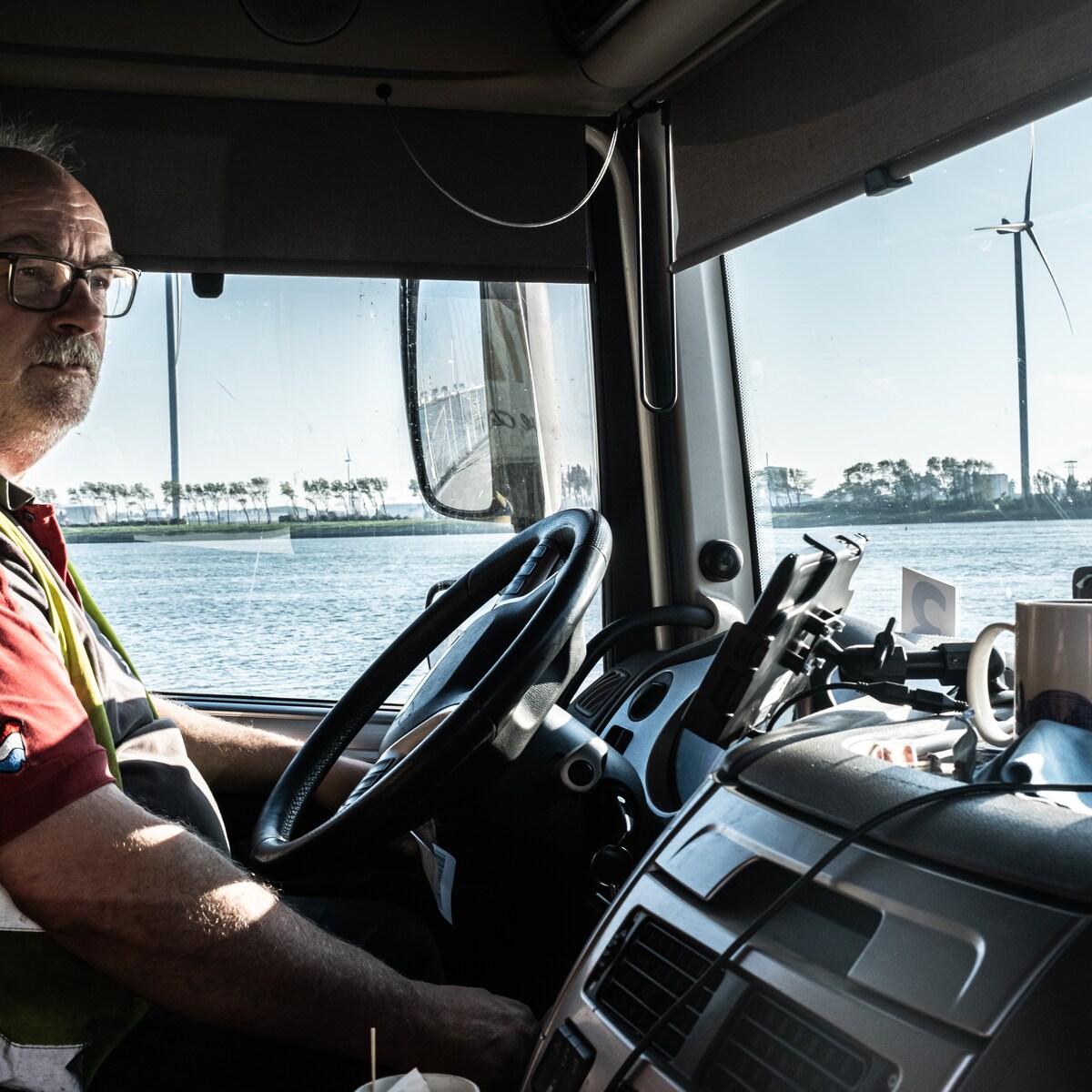 In de haven van Harwich is het zichtbaar wennen aan de grenscontroles, en  dus wachten de truckers geduldig | de Volkskrant