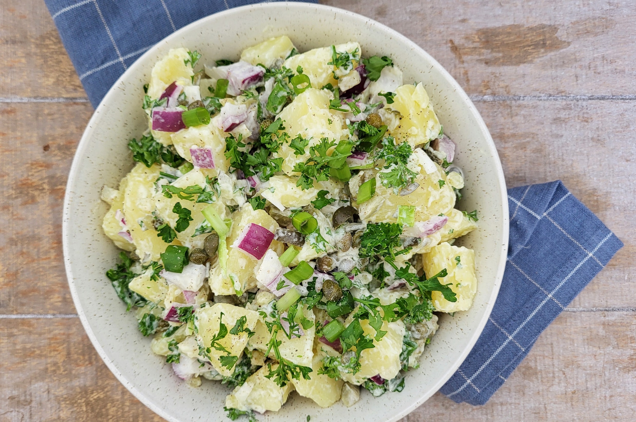 de-volkskeuken-simpele-aardappelsalade-met-rode-ui-vegetarisch-de