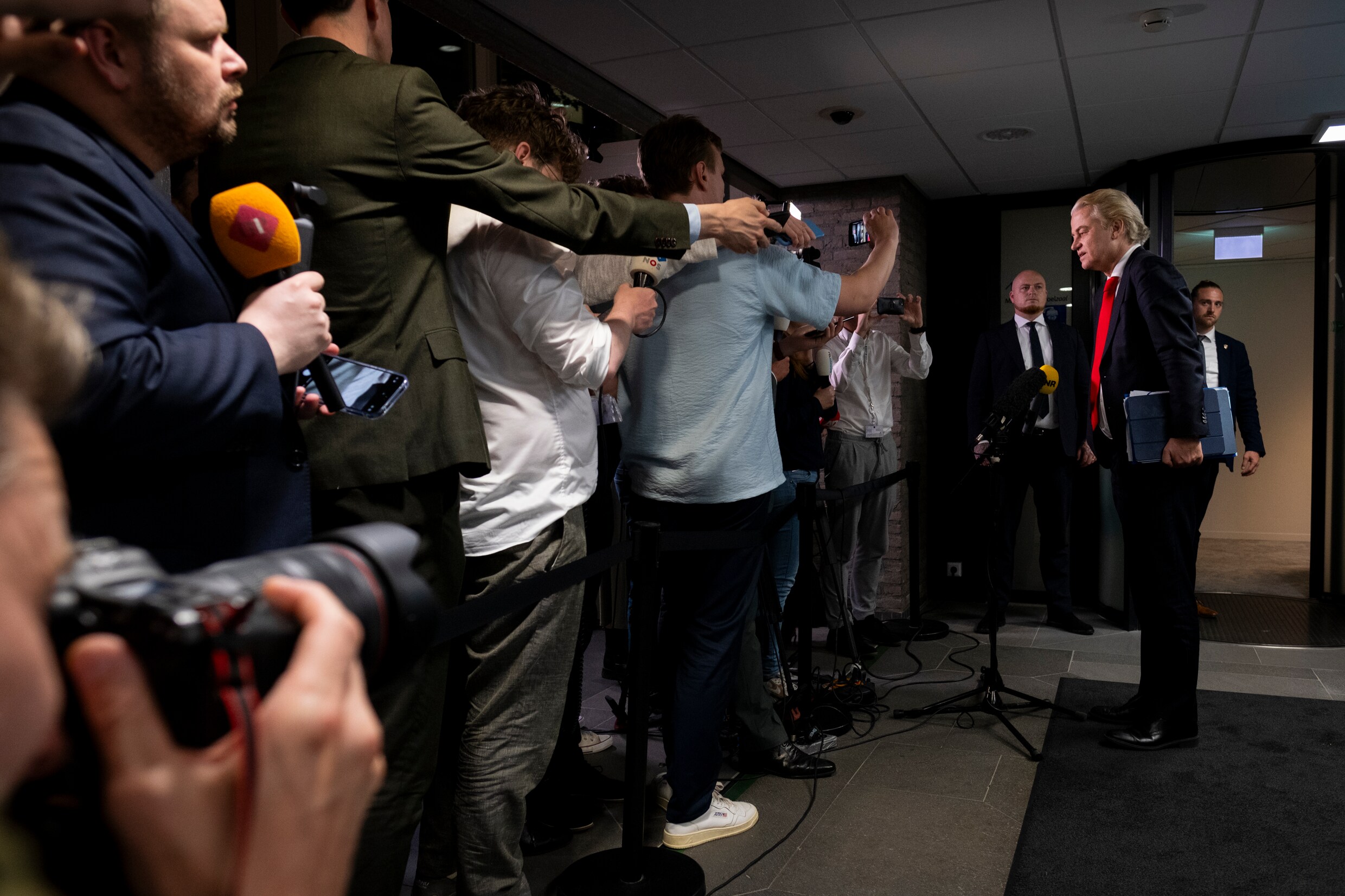 Live politiek: Beoogd premier Schoof zwijgt over mogelijke hoorzitting Tweede Kamer | de Volkskrant