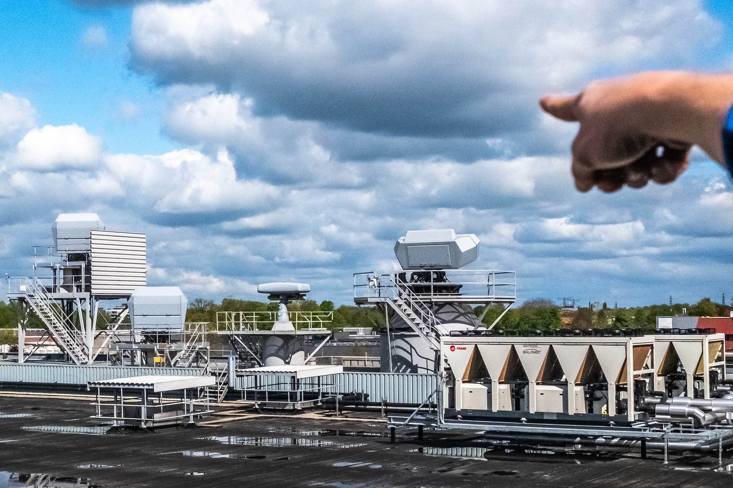 Het is druk bij radarfabriek Thales in Hengelo. ‘We produceren nu vier ...