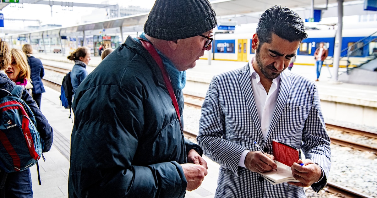 Schrijver Murat Isik Krijgt Gouden Boek Voor Wees Onzichtbaar De Volkskrant