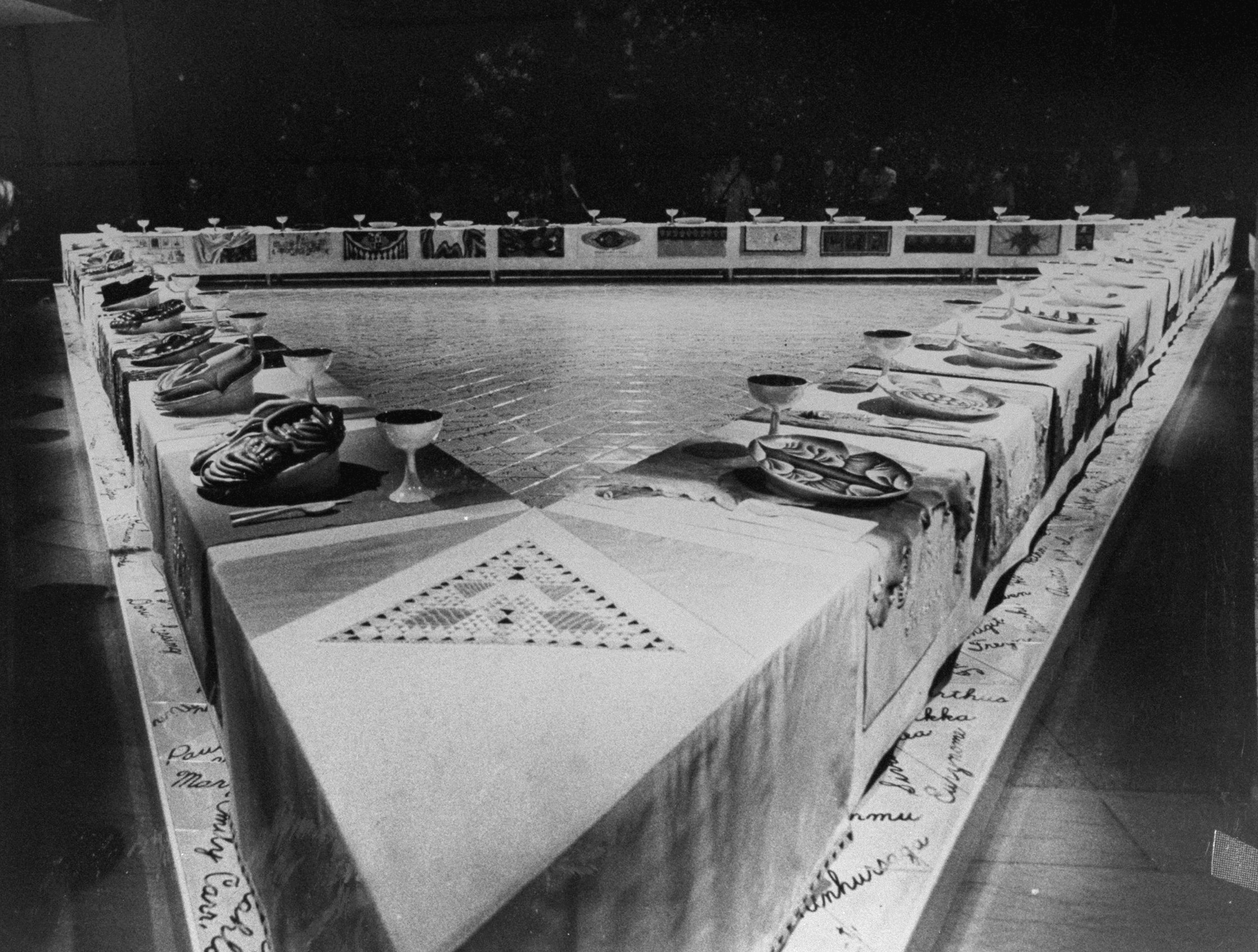 Eén kunstwerk maakte Judy Chicago beroemd, geliefd en verguisd. Nu