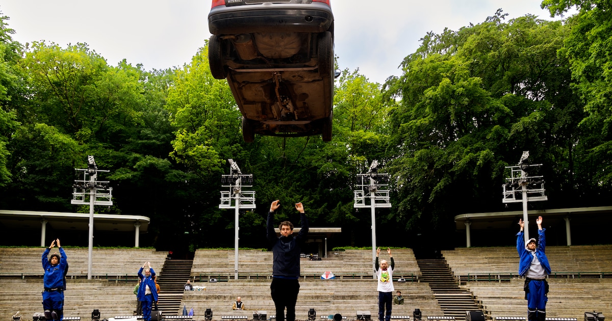 De tijd dat de auto heilig was is voorbij. In de voorstelling ‘Zomeroffer’ wordt de wagen van iemand