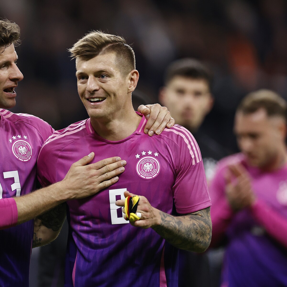Duitse fans gaan een beetje zweten van het roze uitshirt maar ze trekken hem massaal aan de Volkskrant