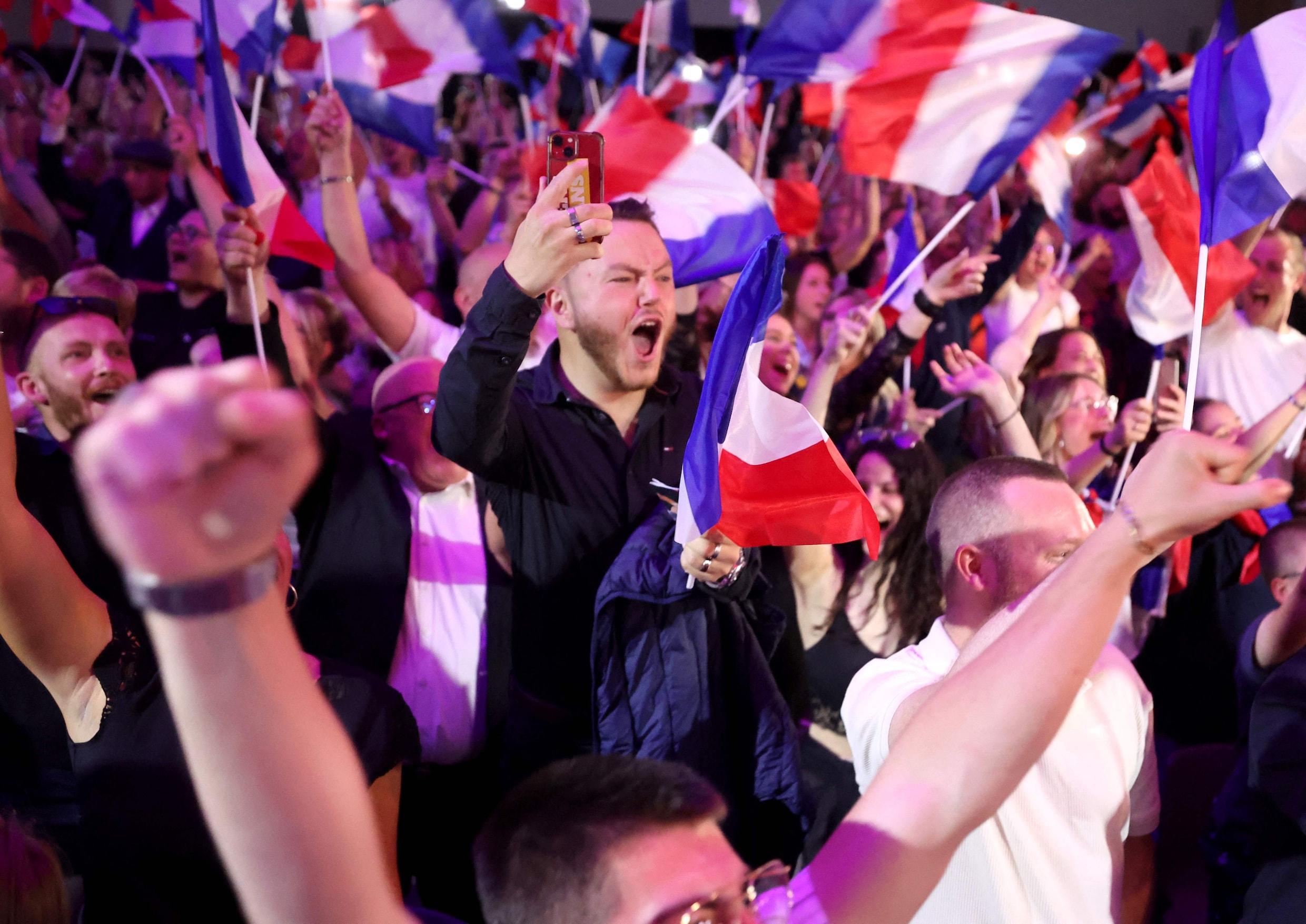 Radicaalrechts wint eerste ronde Franse verkiezingen, partij Macron