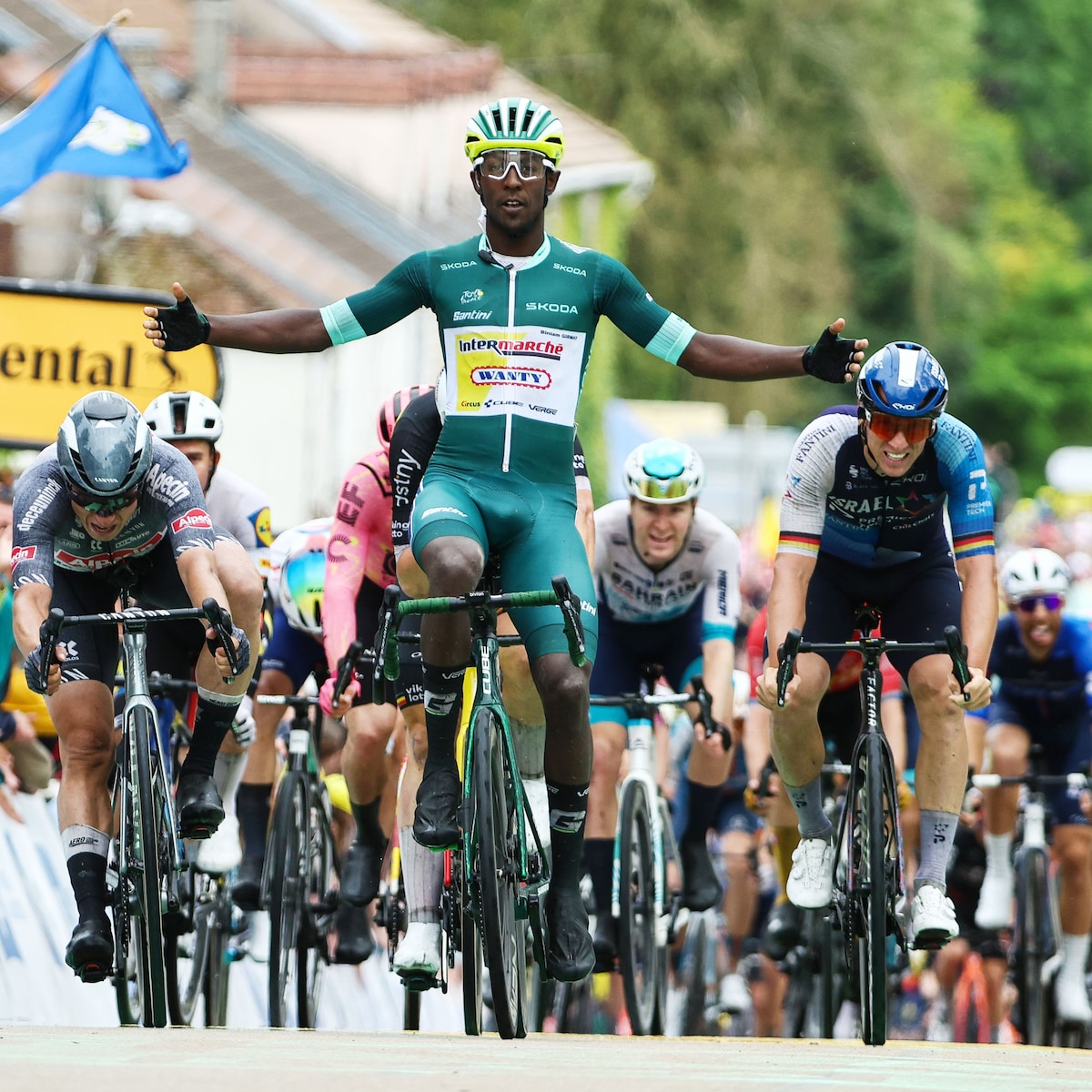 biniam-girmay-pakte-tweede-tourzege-philipsen-weer-tweede