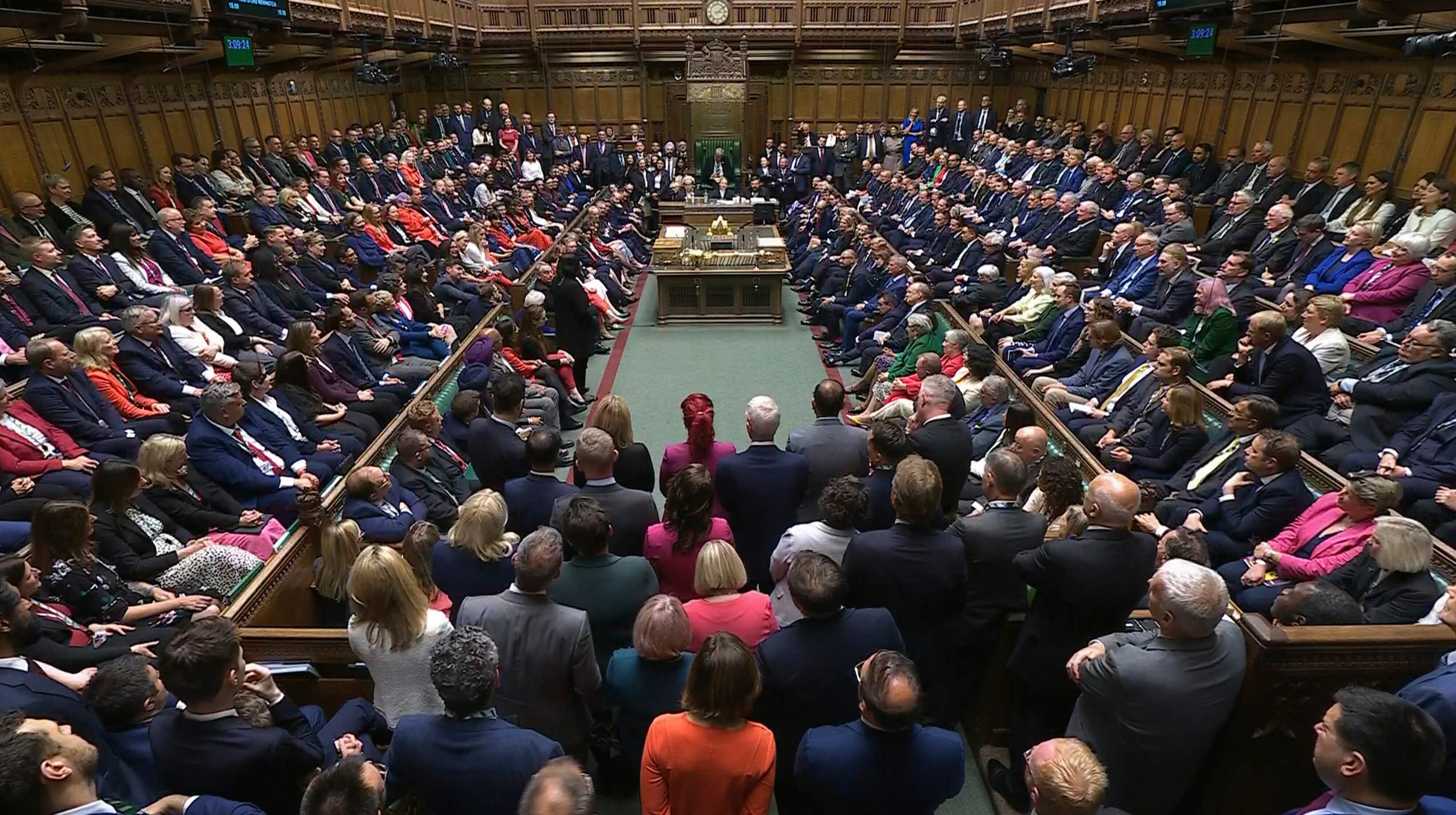 De Speaker naar zijn stoel getrokken Brits Lagerhuis kan weer aan de