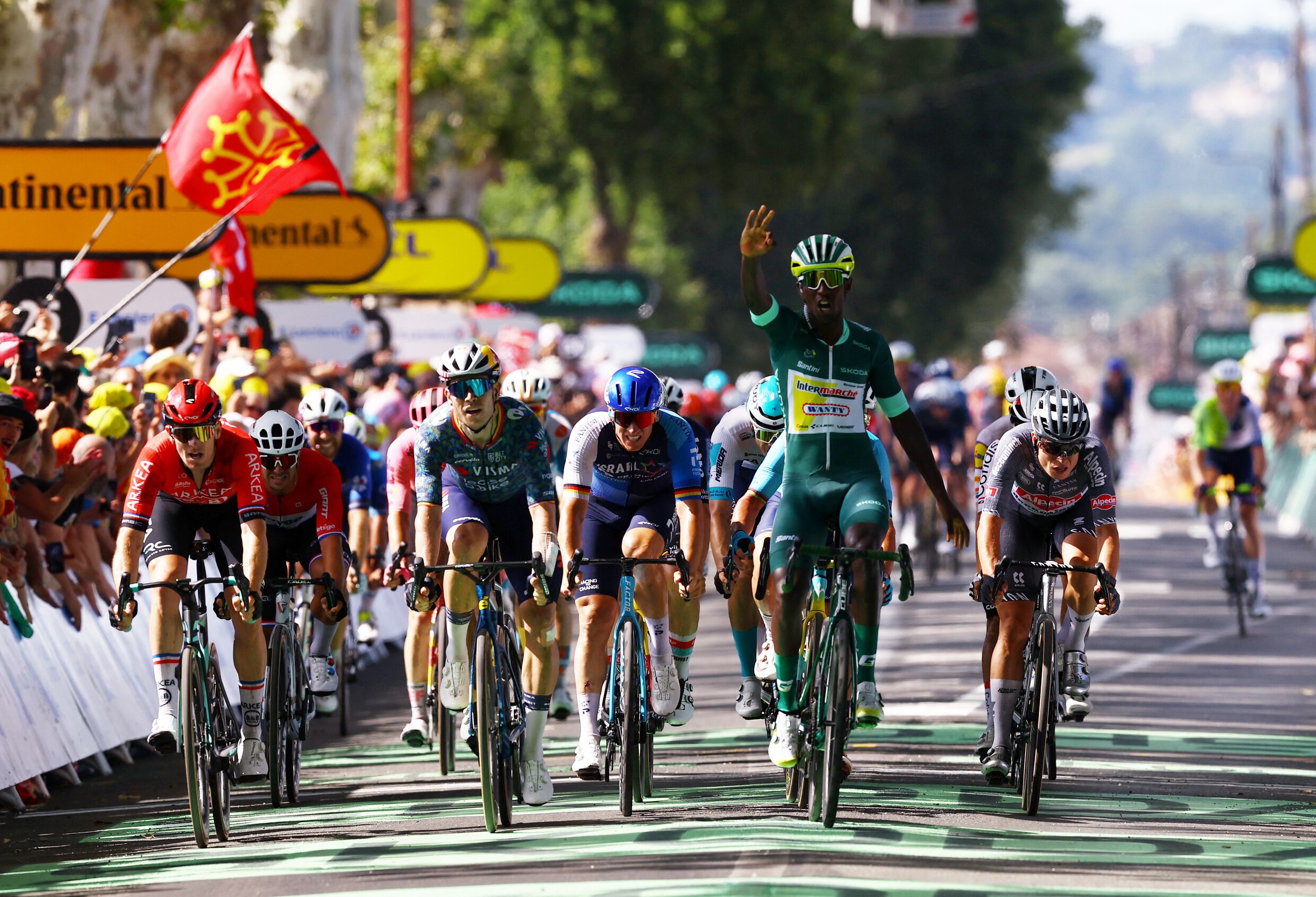 biniam-girmay-wint-de-12de-rit-in-villeneuve-sur-lot