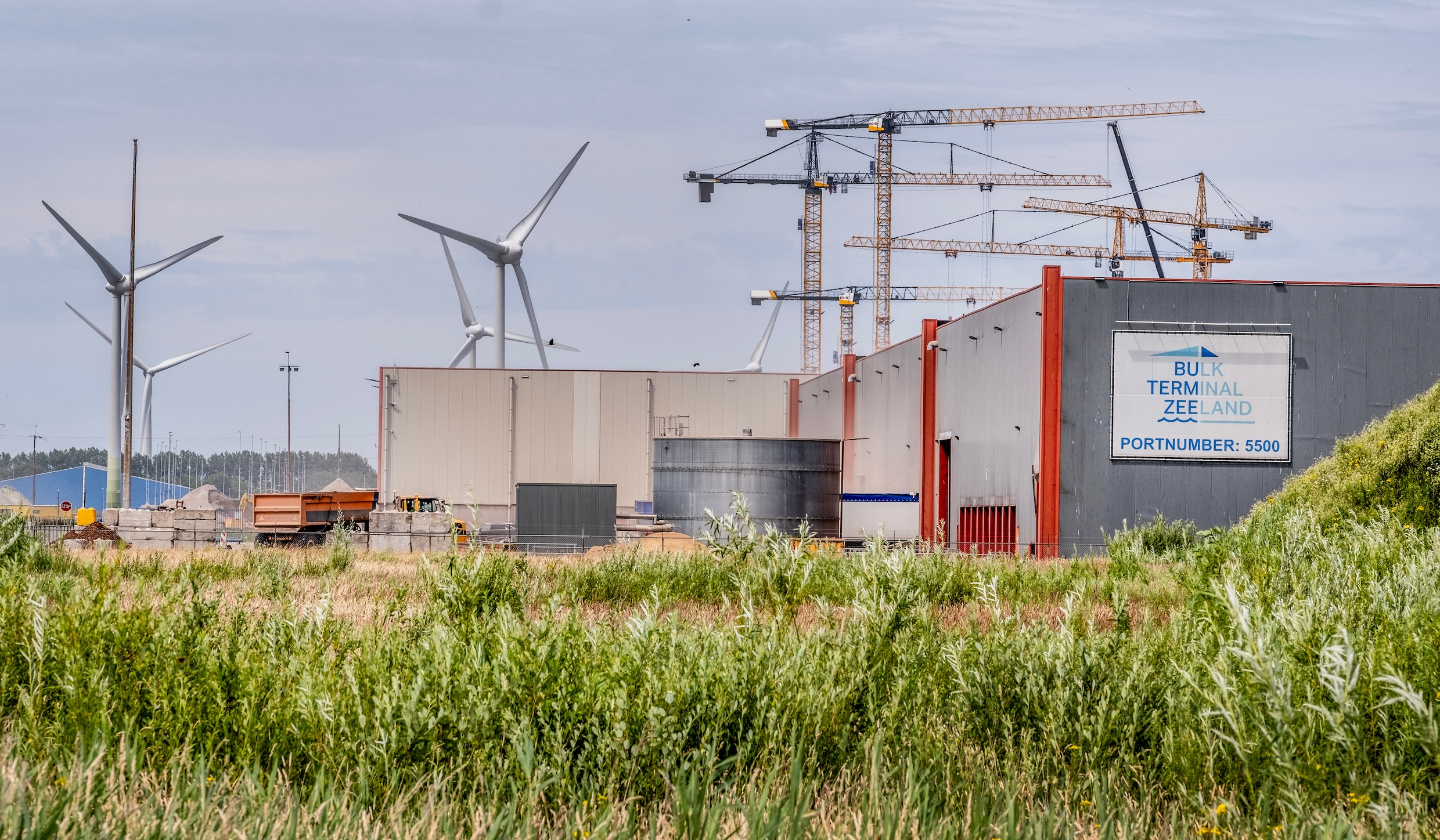 Legaal havenbedrijf in Vlissingen lijkt dekmantel van internationale ...