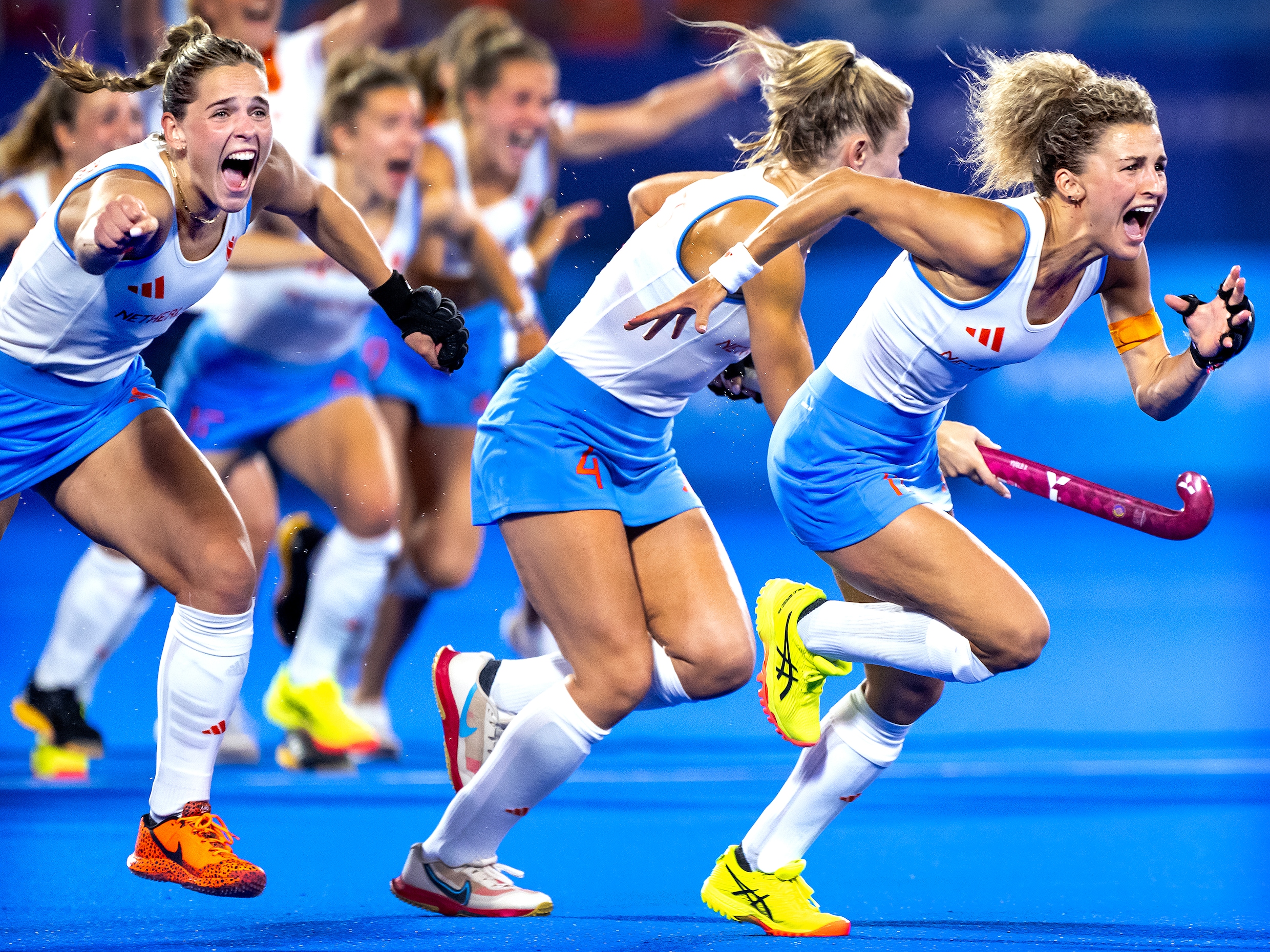 De Nederlandse vrouwen met Maria Verschoor voorop gaan los na de laatste shoot-out.