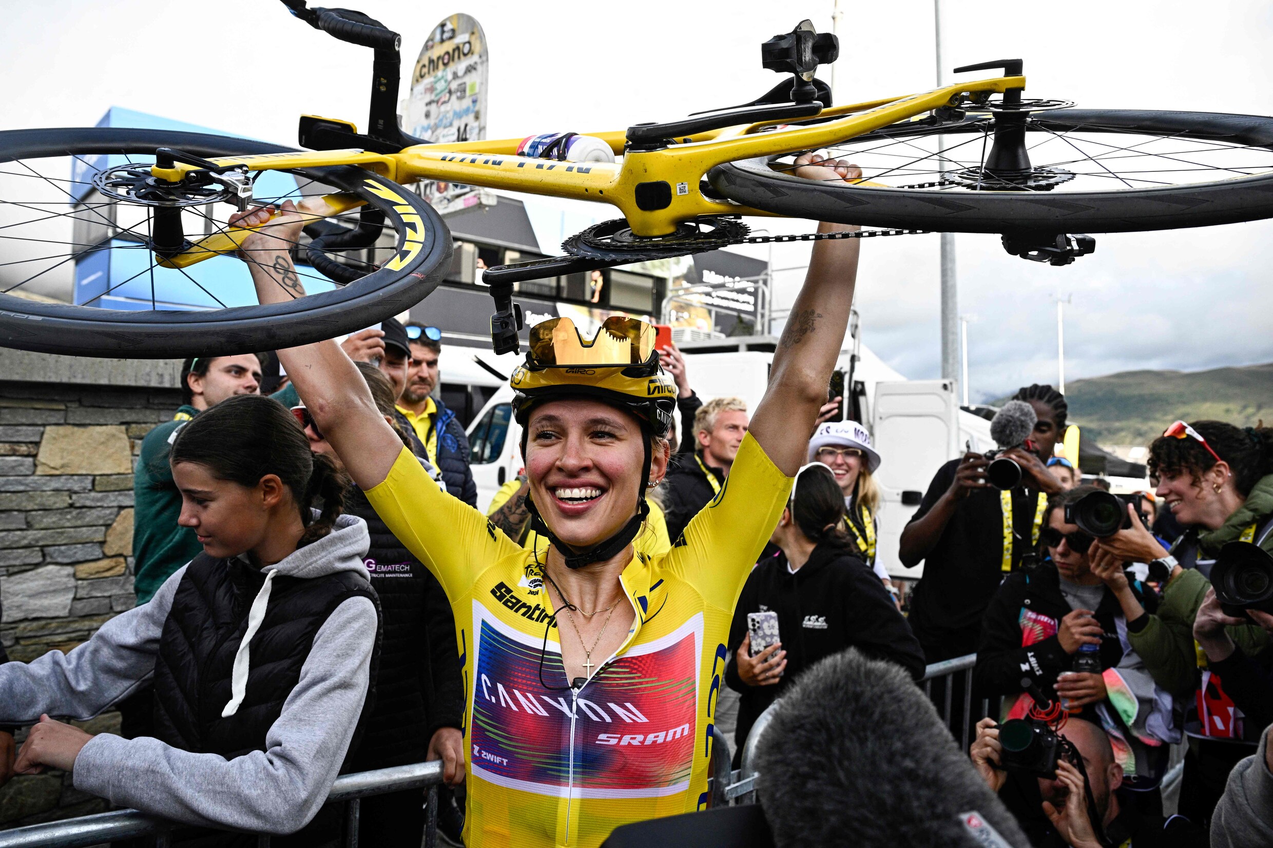 Katarzyna Niewiadoma viert de overwinning in de Tour de France Femmes, op de streep hield ze 4 seconden over op titelverdedigster Demi Vollering