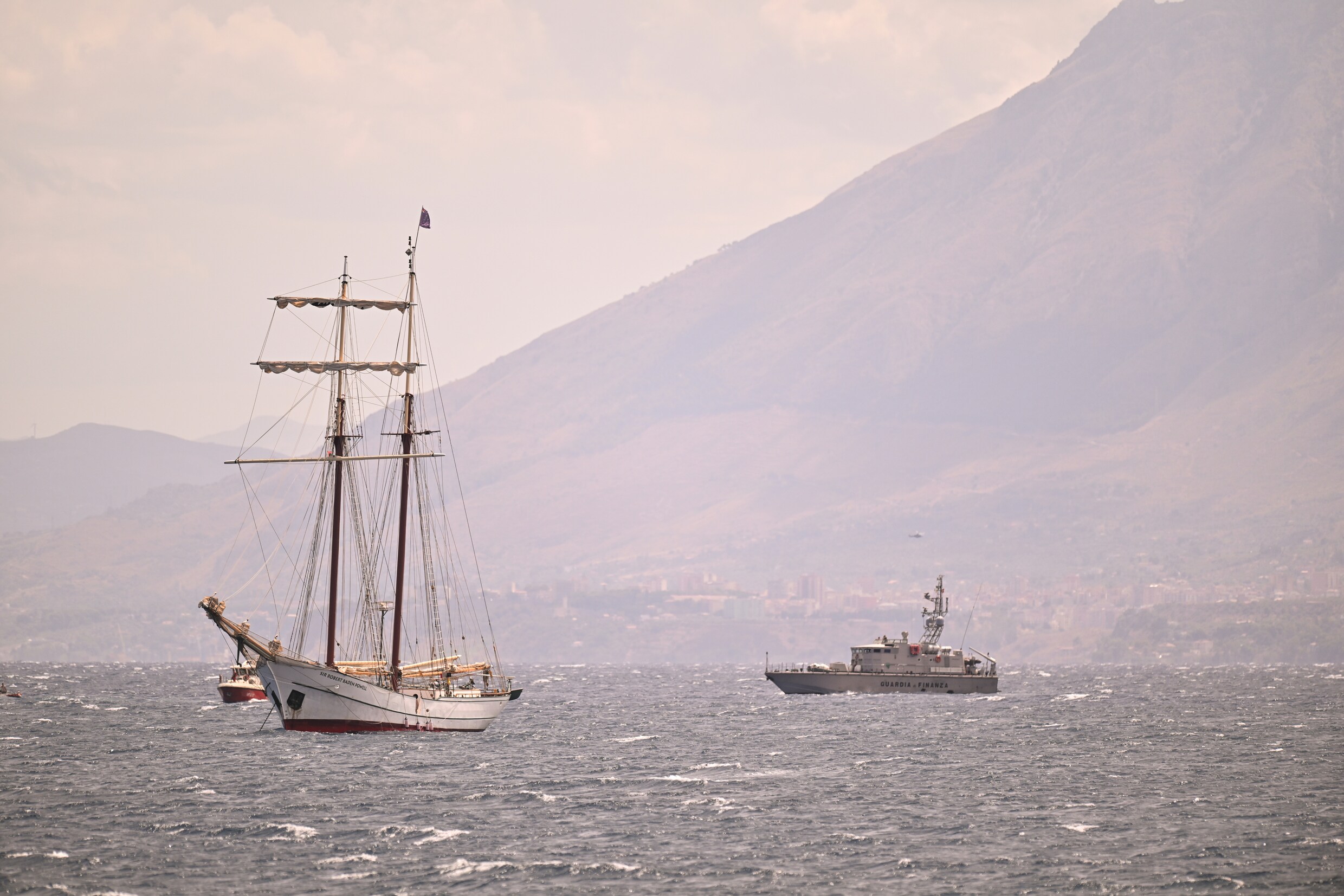 Een schip van de kustwacht en een zeilboot zoeken maandag voor de kust van Palermo naar drenkelingen.