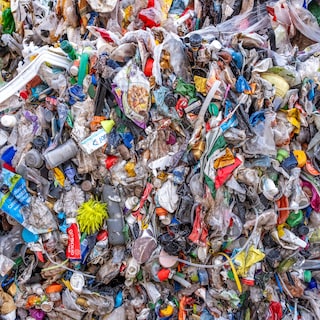 Veel ‘nagescheiden’ plastic is te vies om goed te recyclen, schrijven wetenschappers