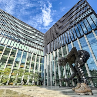 Oud-medewerker rechtbank Amsterdam moet 3 jaar cel in voor verkoop gegevens en afpersing