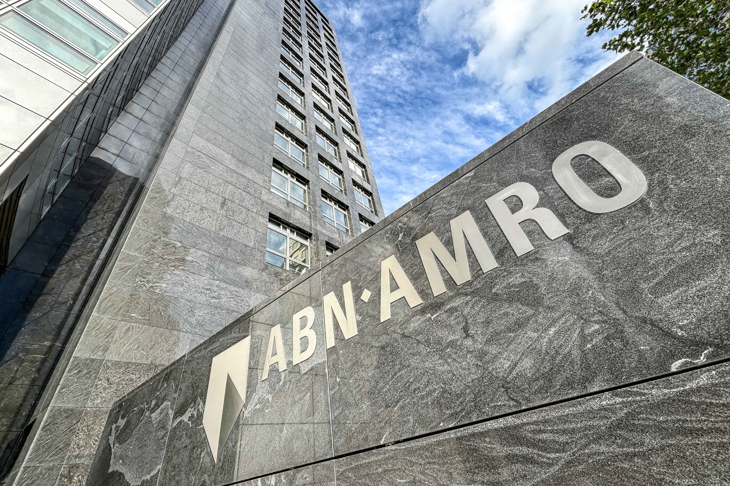 ABN Amro krijgt miljoenenboete voor onterechte bonussen aan topbankiers |  de Volkskrant