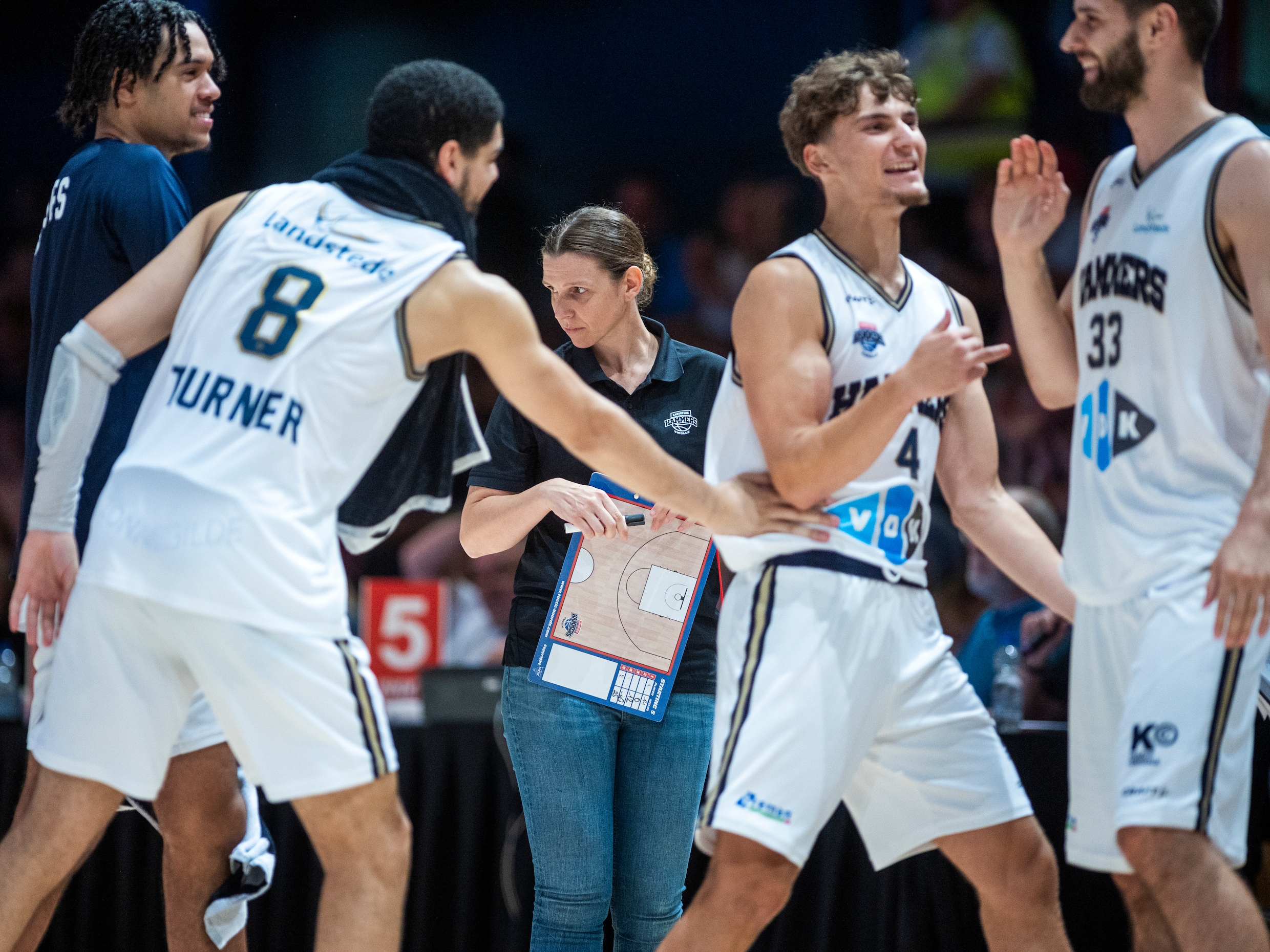 Vrouwelijke coach Gaëlle Bouzin heeft bij de mannen van Landstede ...