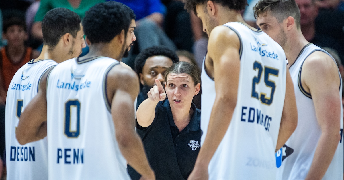 Vrouwelijke coach Gaëlle Bouzin heeft bij de mannen van Landstede ...
