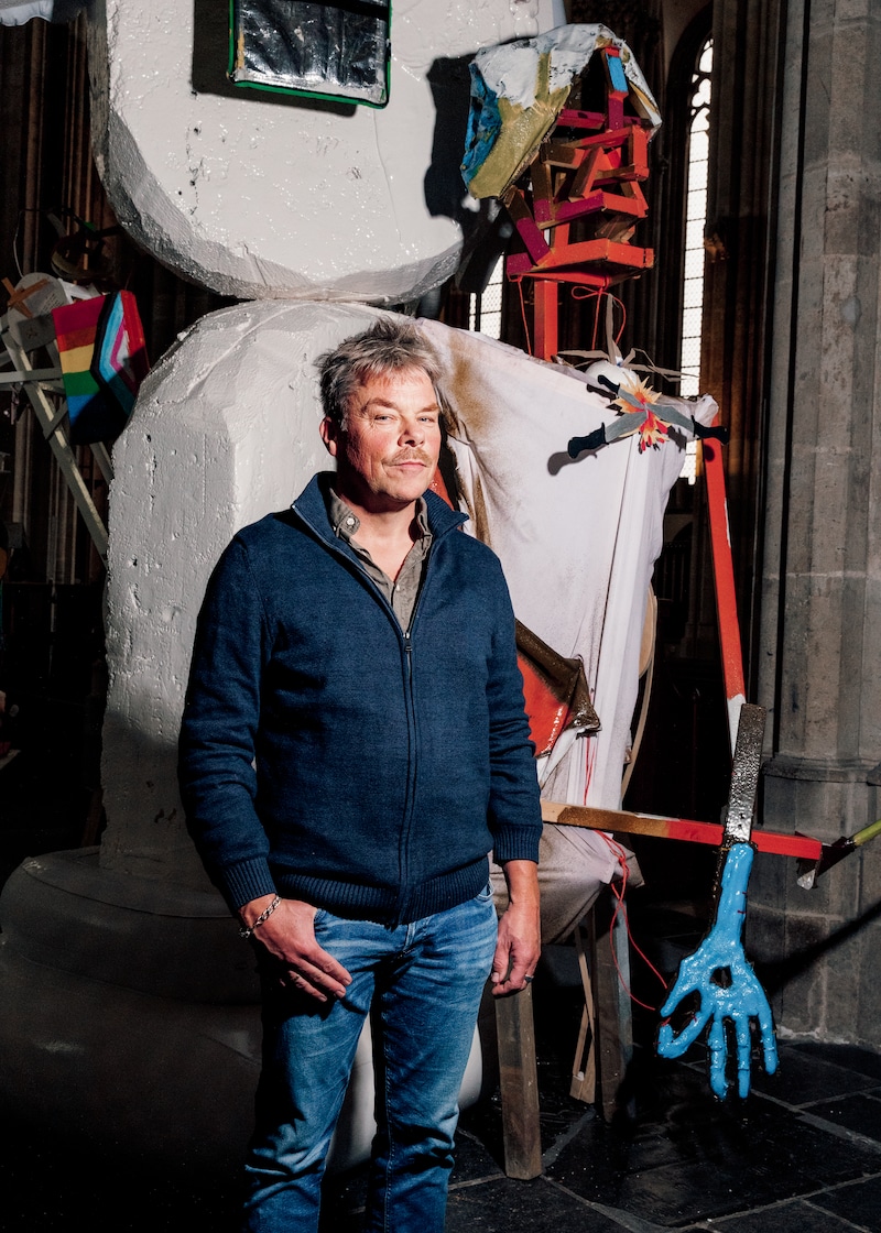 David Bade bij een van zijn sculpturen in de Domkerk in Utrecht