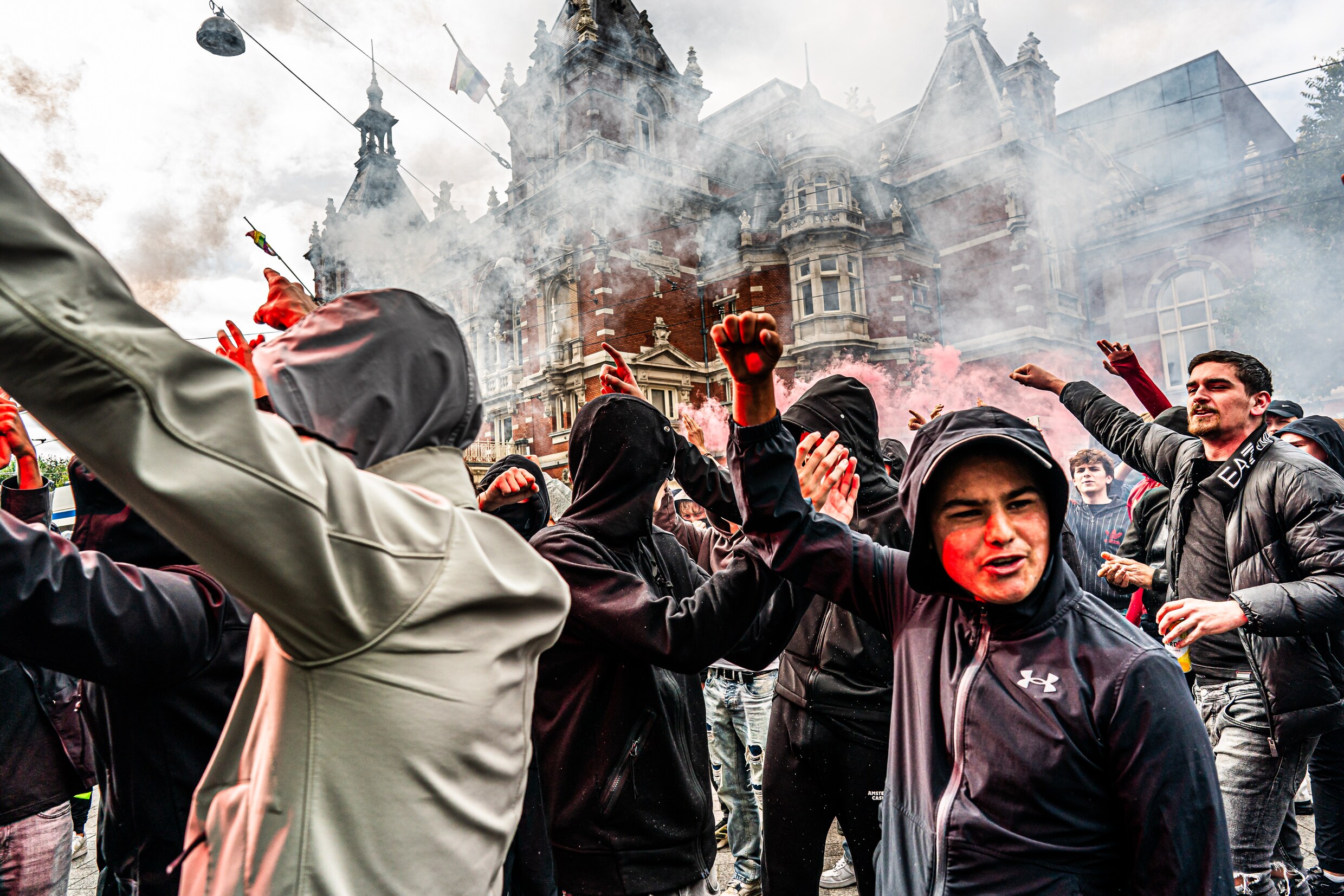 Ajaxsupporters zondagmiddag op het Leidseplein in Amsterdam.